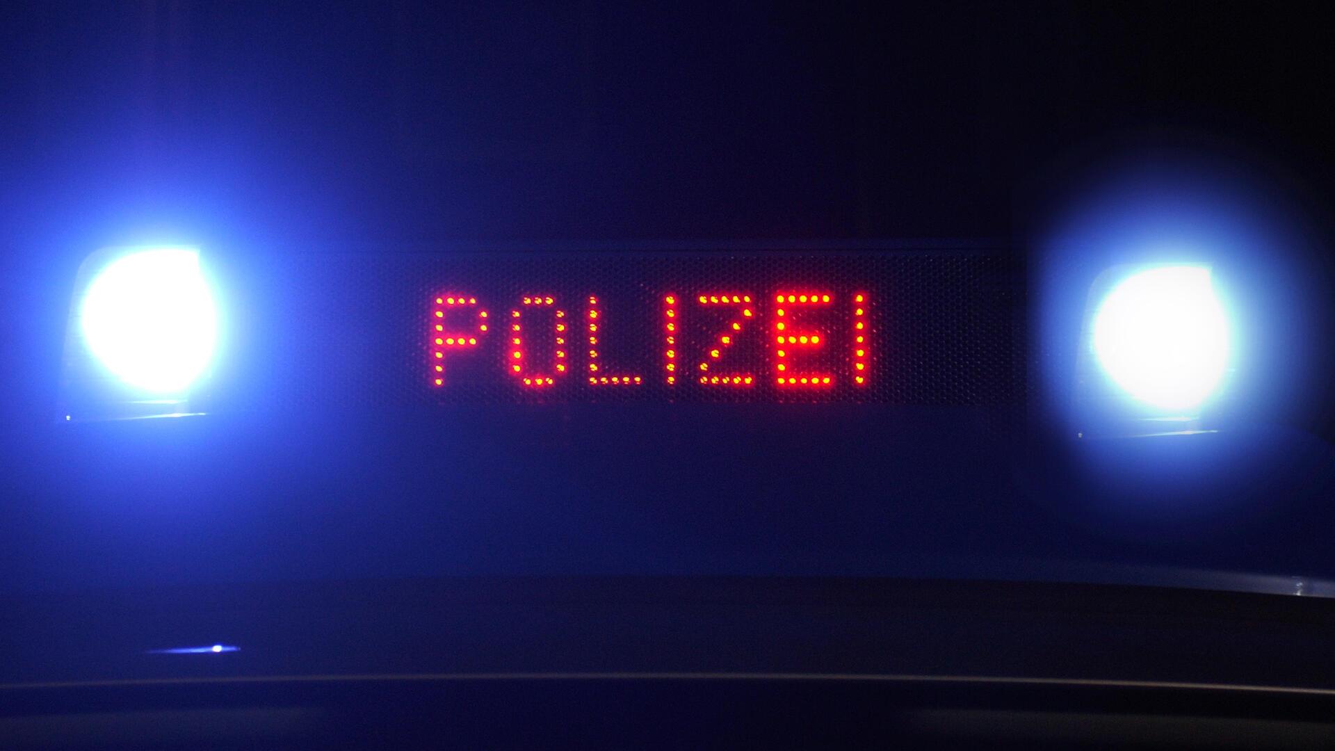 Detailaufnahme von Blaulicht mit Schriftzug „Polizei“.