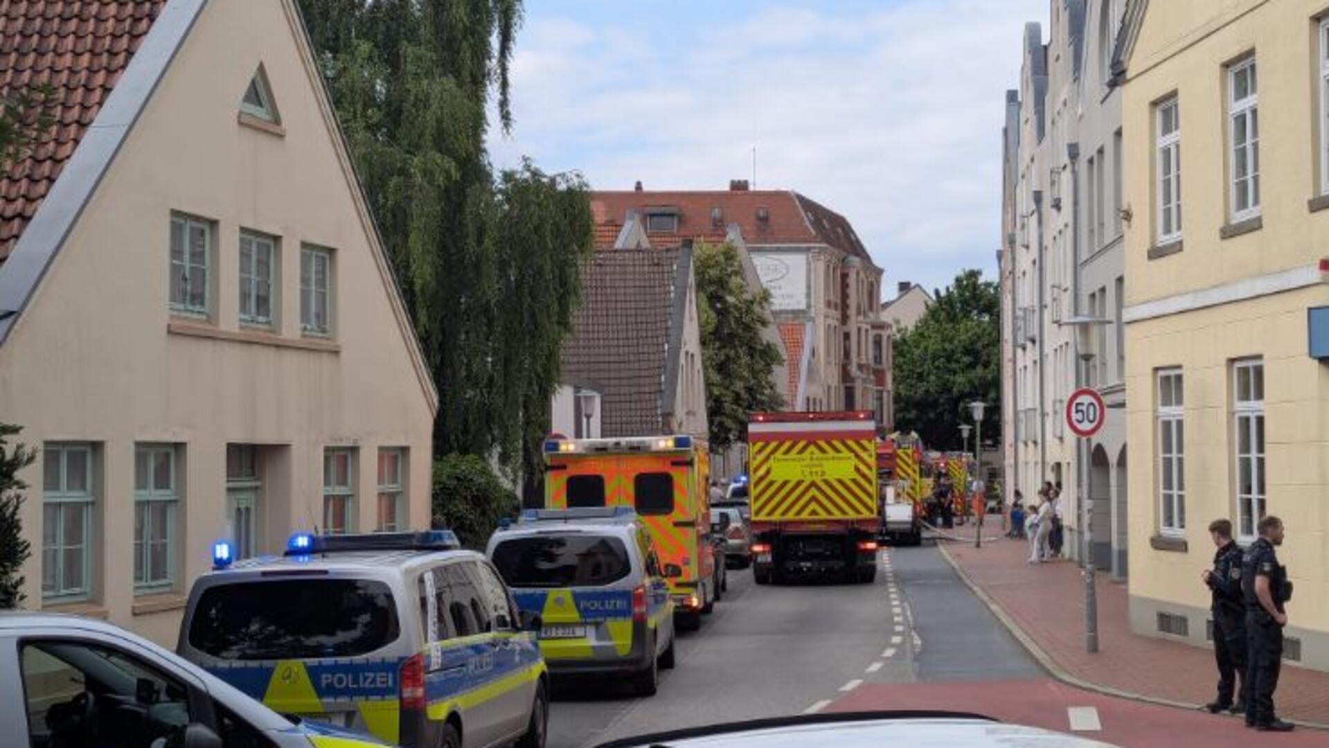 Ein Wohnungsbrand hat am Freitag für Verkehrsbehinderungen in der Lange Straße gesorgt.