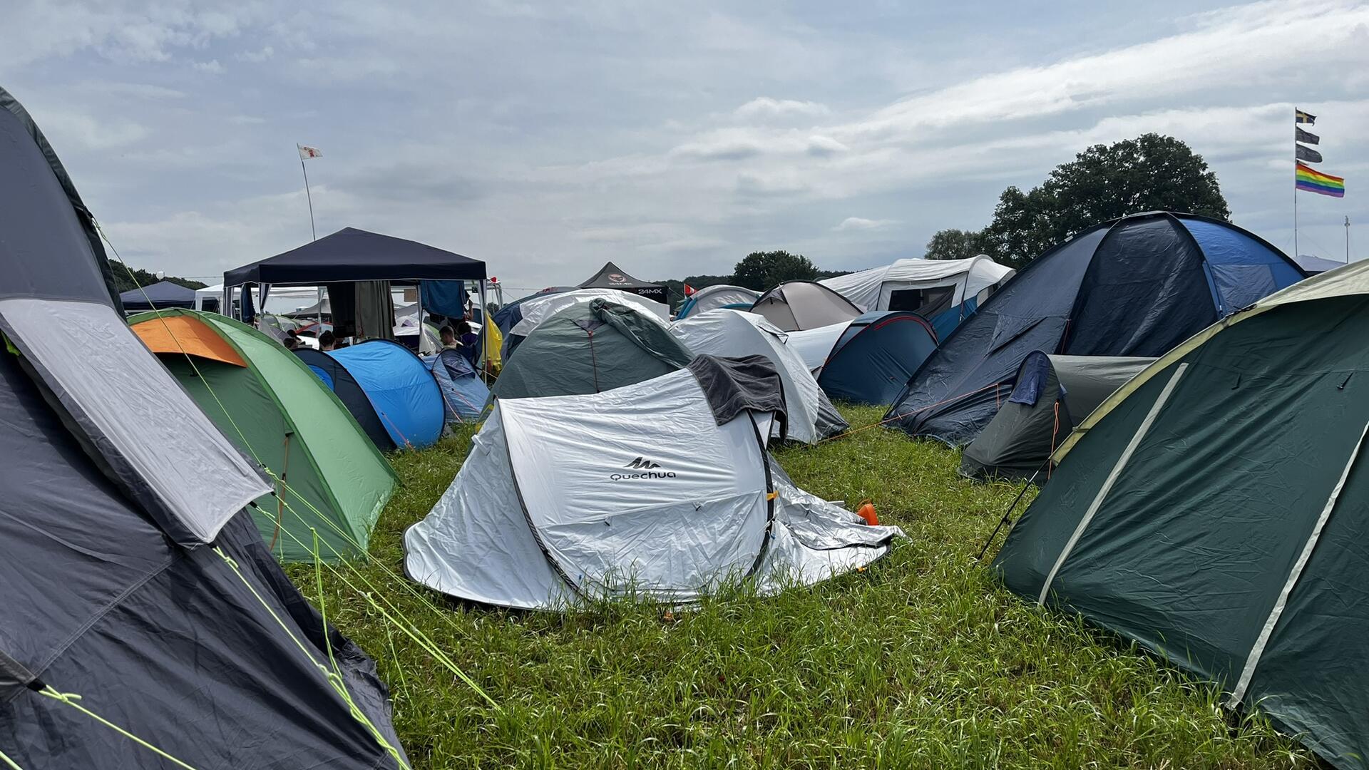 Zelt-Rivalen: Glamping-Luxus gegen Camping-Romantik beim Hurricane Festival Zeltplatz mit vielen Zelten eng neben einander.