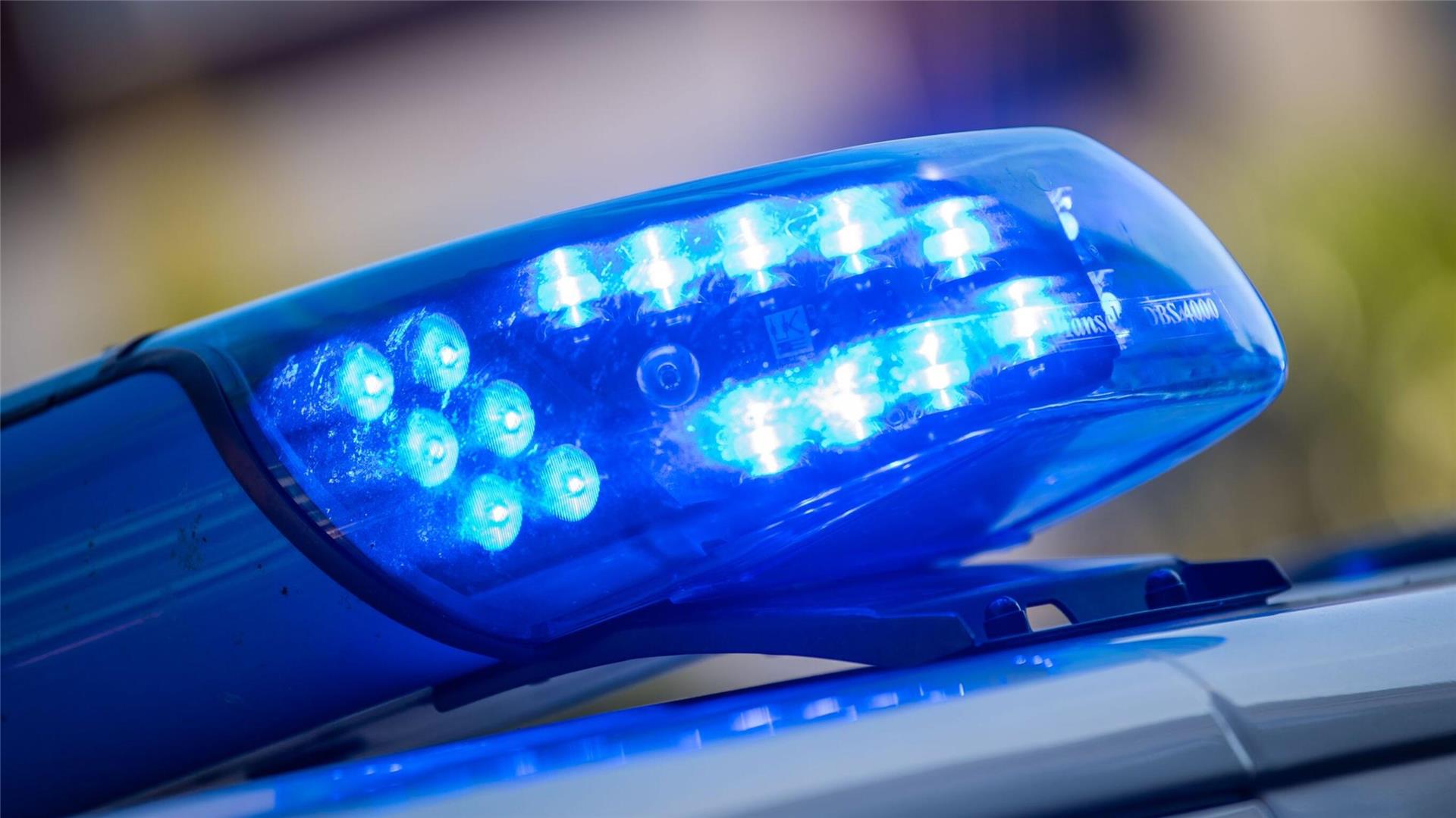 Ein Blaulicht ist auf dem Dach eines Polizeifahrzeugs zu sehen.