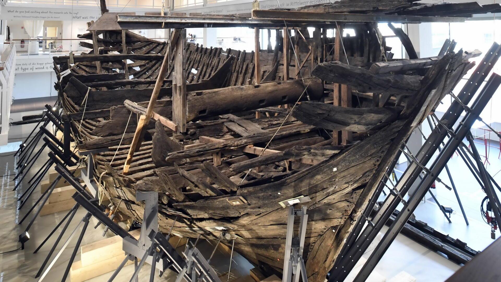 Was kann man in Bremerhaven machen? Tipps für den Besuch in der Stadt am Meer Ein hölzernes Schiffswrack aus dem 14. Jahrhundert steht rekonstruiert im Museum.