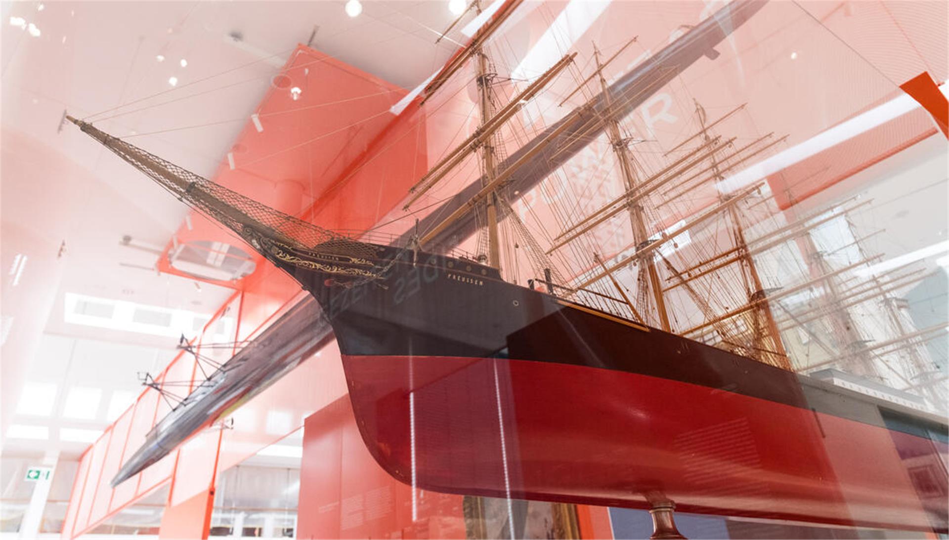 Ein großes Modell eines Segelschiffs.
