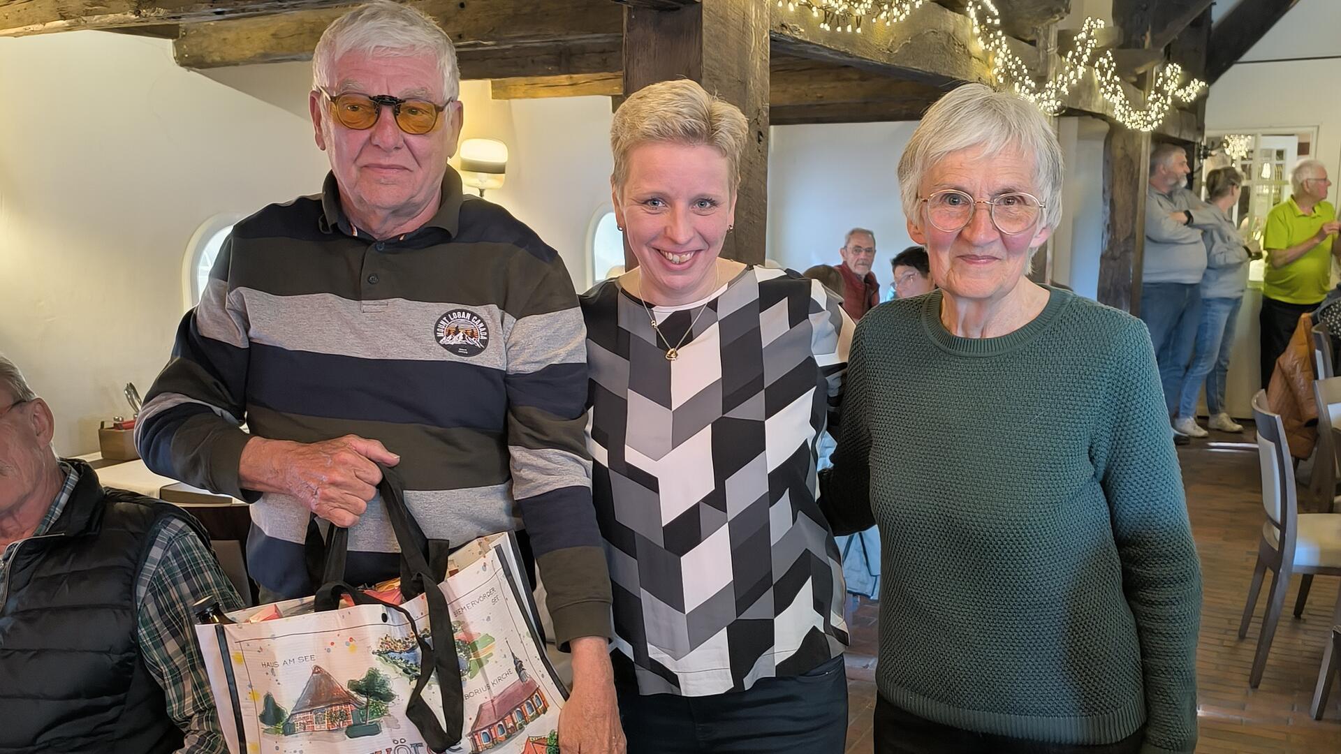 Ein besonderes Jubiläum beim Wohnmobiltreffen am Vörder See: Mitorganisatorin Barbara Norden (N&E, Mitte) gratulierte Brigitte und Waldemar Betke zur zehnten Teilnahme am Bremervörder Wohnmobiltreffen.