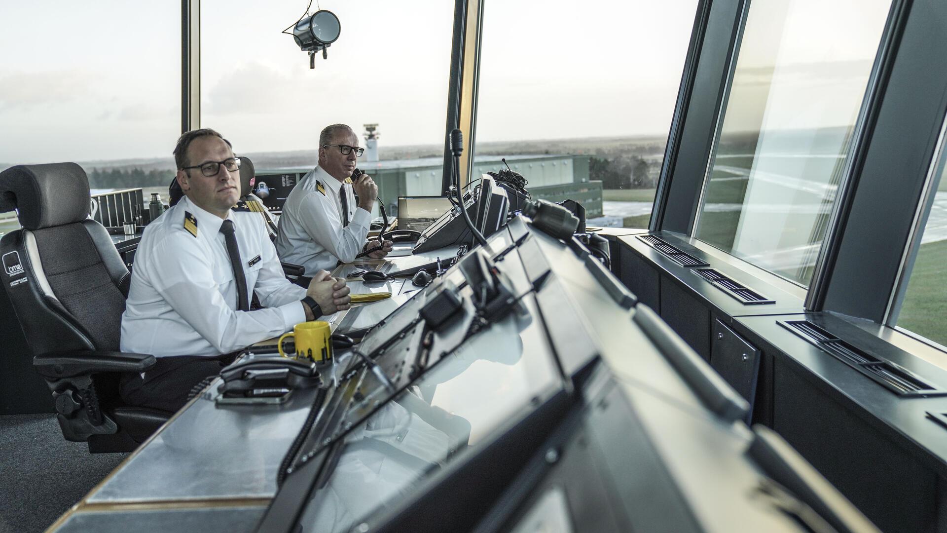 Dezember 2024: Die Fregattenkapitäne Sebastian Meyer (links) und Ingo Graf setzen den ersten Funkspruch aus dem neuen Tower des Nordholzer Marinefliegerstützpunktes ab.