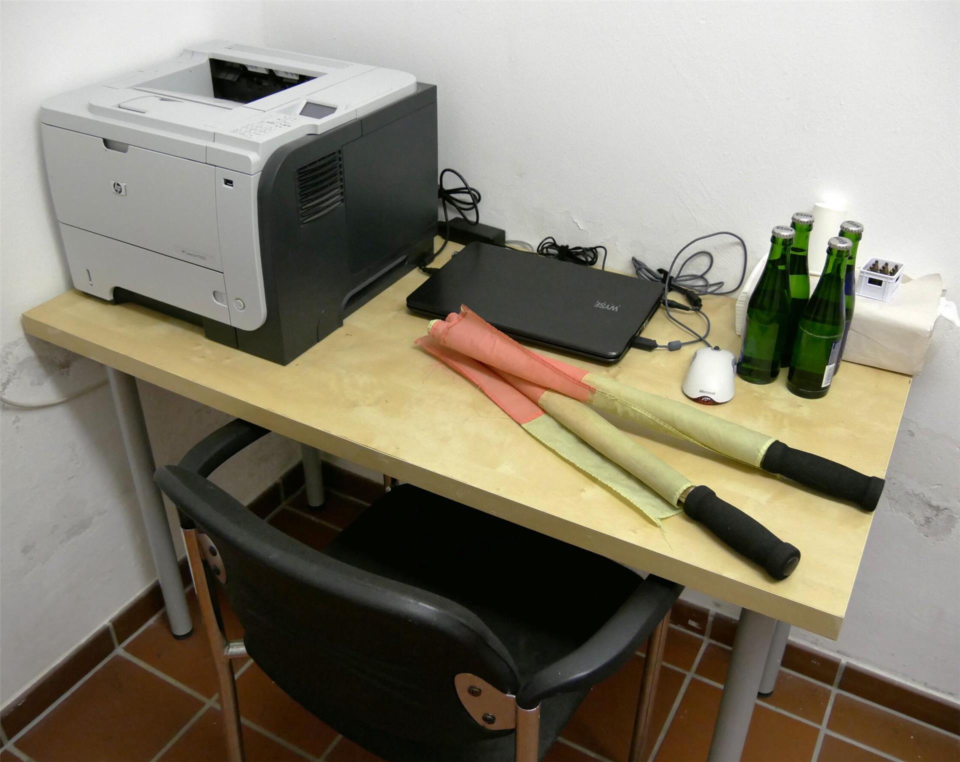 Ein eigener Drucker mit Laptop und WLAN-Anschluss sowie Getränke - das wünschen sich die Schiedsrichter.