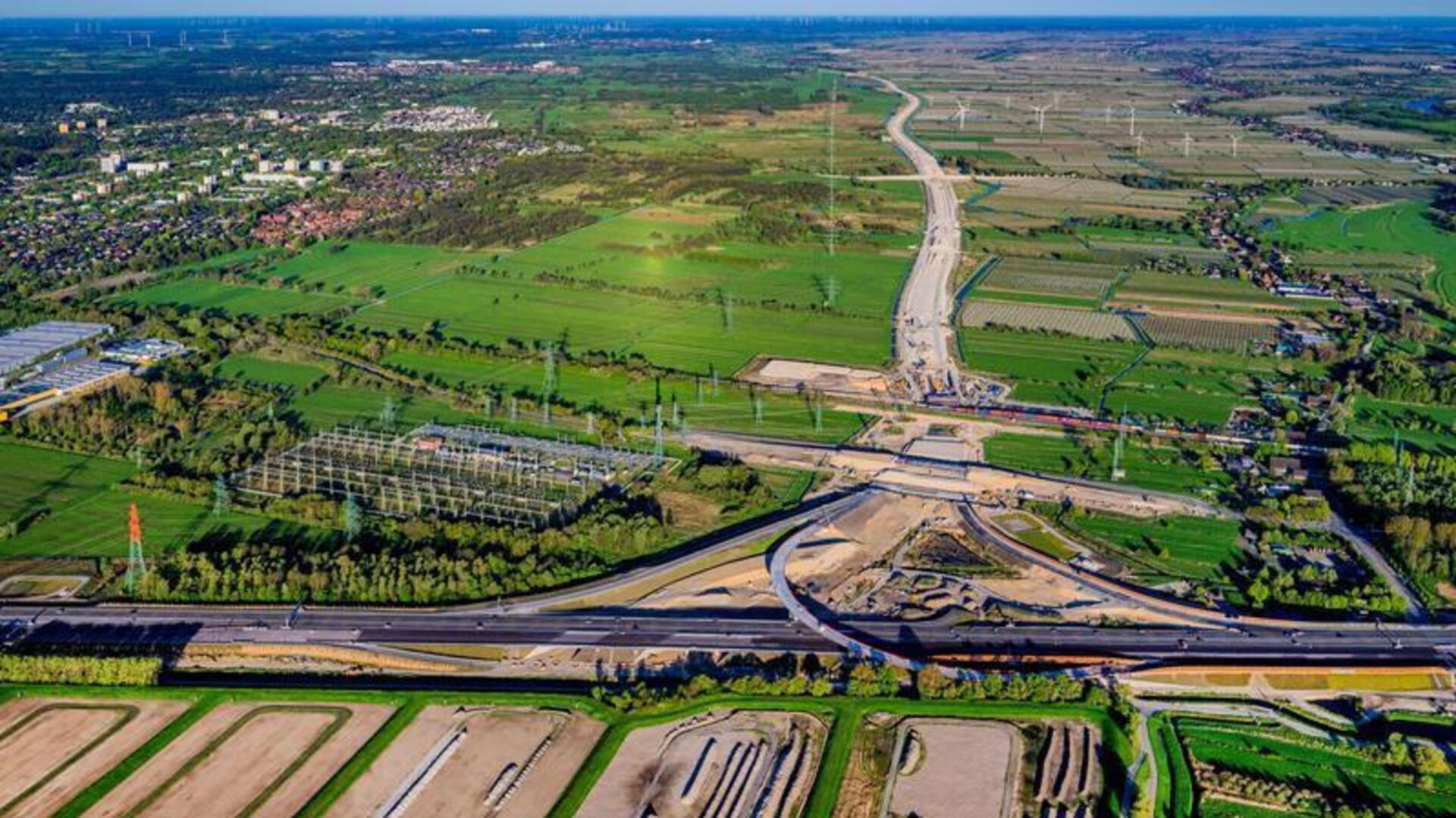 Ein eindrucksvolles Luftbild: Das Autobahnkreuz Hamburg-Hafen und die Verlängerung der A26 in Richtung Neu Wulmstorf.