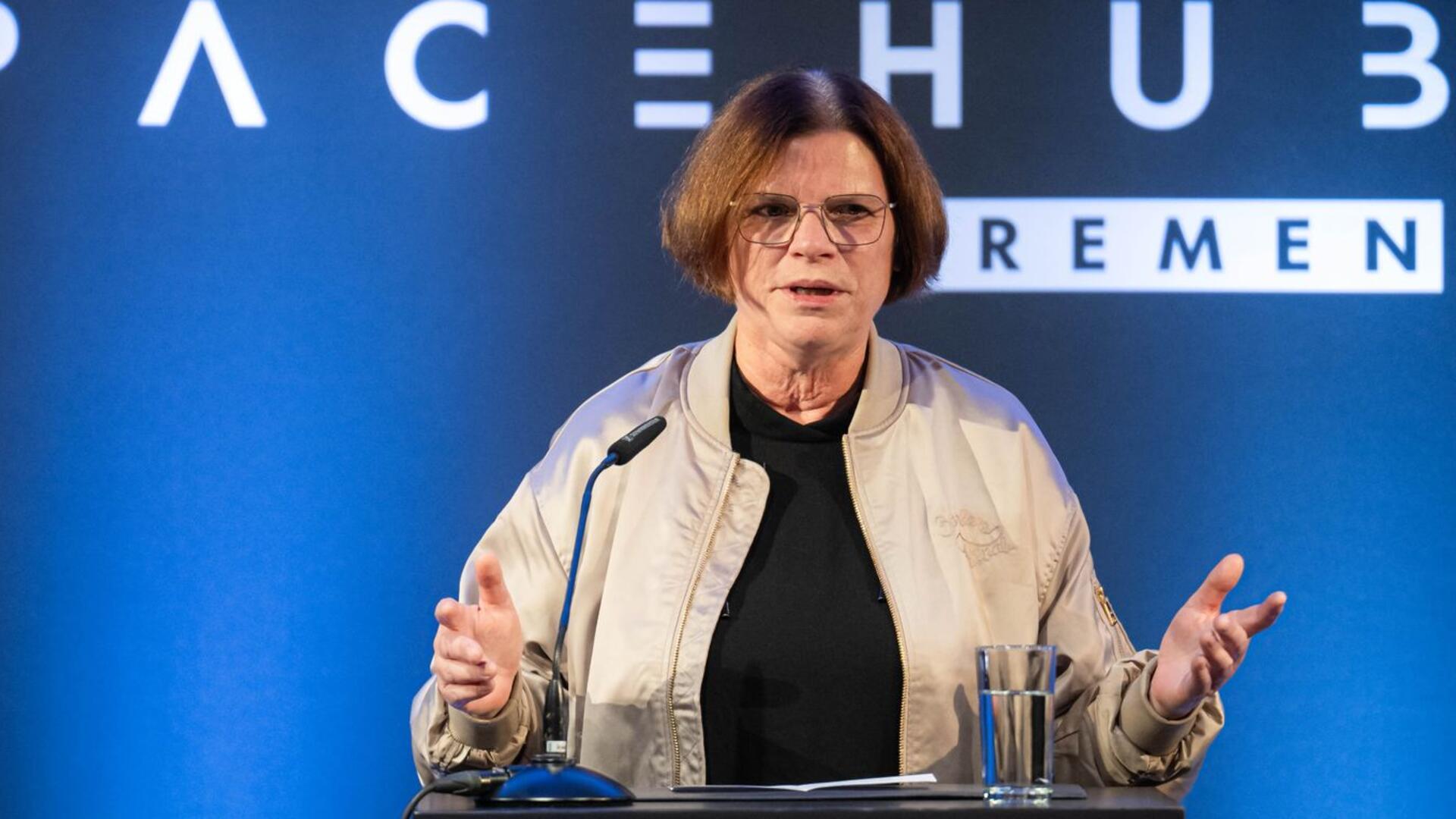 Staatsanwaltschaft durchsucht Wohnung von Hafensenatorin Kristina Vogt Frau am Rednerpult.