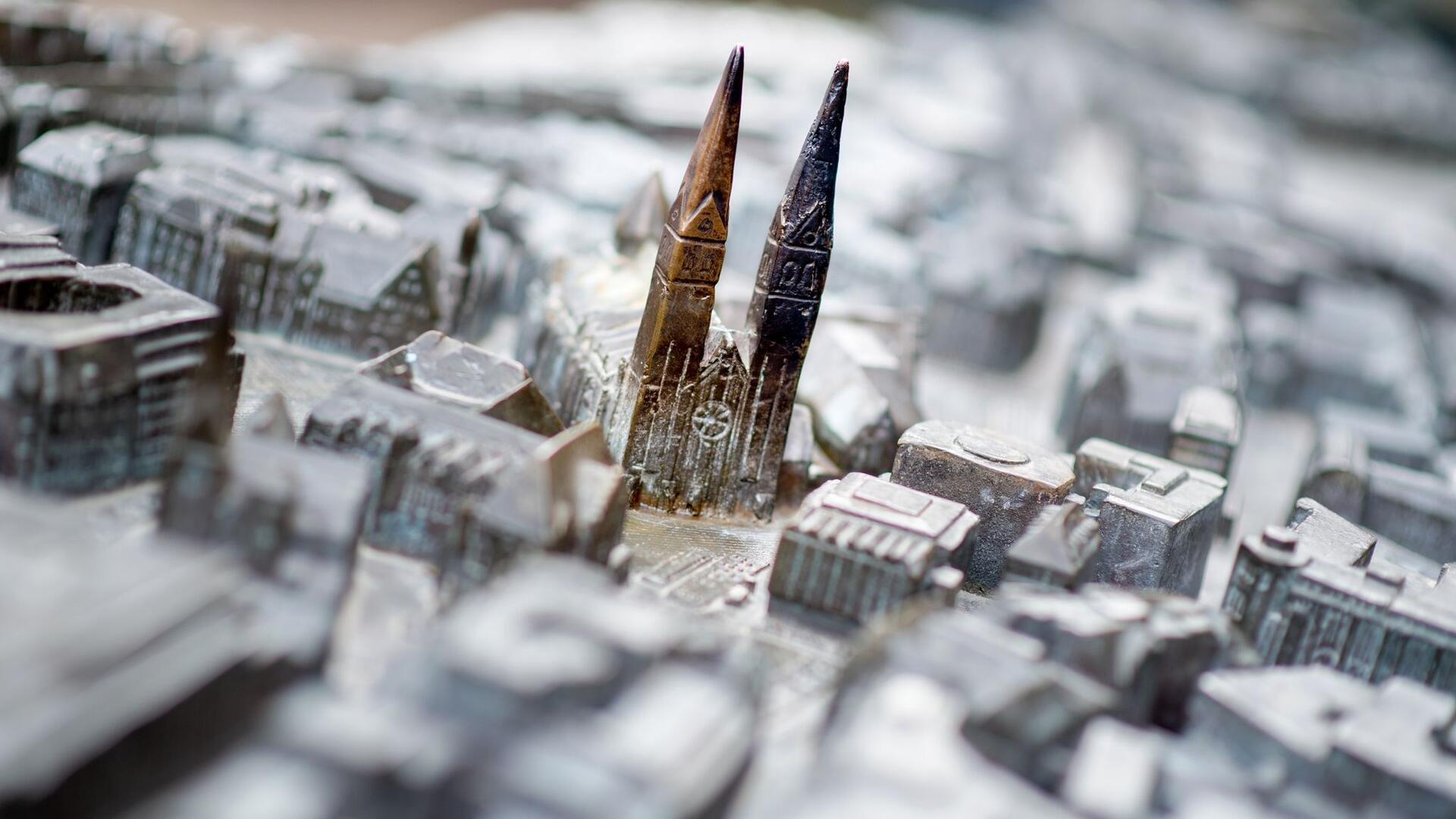 Bremen gründet Stadtentwicklungsgesellschaft Ein für blinde Besucher gefertigtes Modell der Innenstadt von Bremen steht auf dem Marktplatz nahe der Bremer Bürgerschaft.