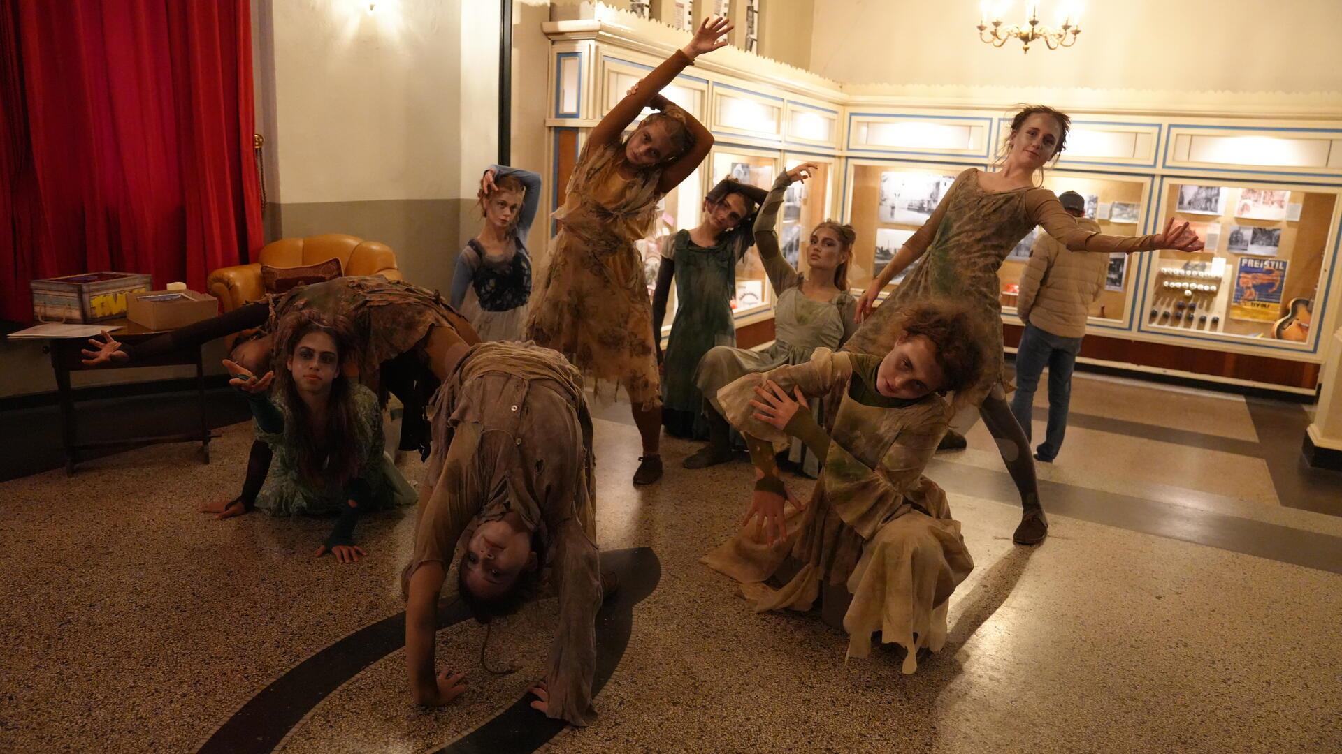 Tänzerinnen in Zombie-Kostümen posieren im Tivoli Bremerhaven.