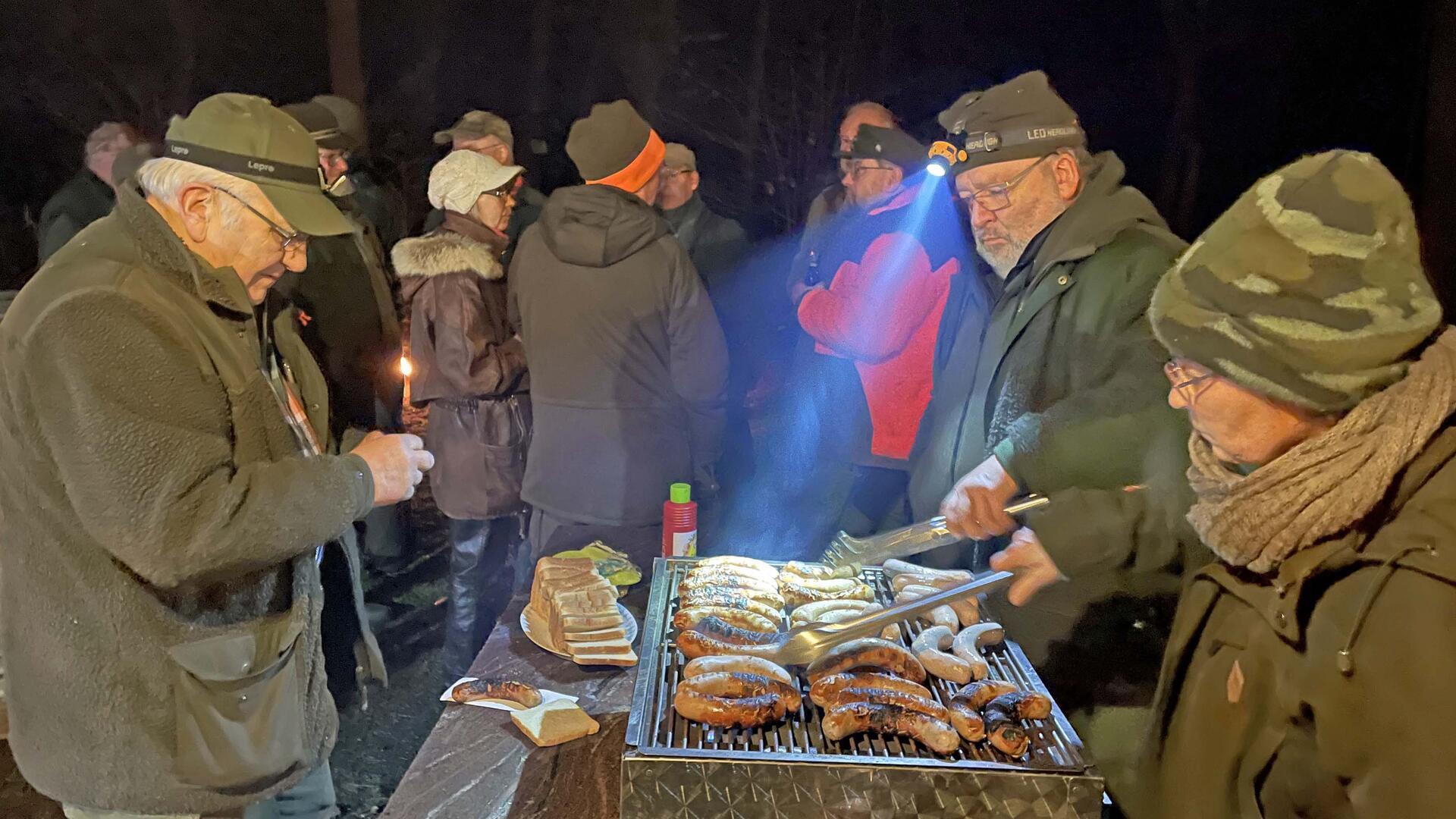Ein gemeinsames Essen, in der Jägersprache das „Schüsseltreiben“, bildete den Abschluss der gelungenen Raubwildwoche. Dazu gab es natürlich Wildbratwurst.