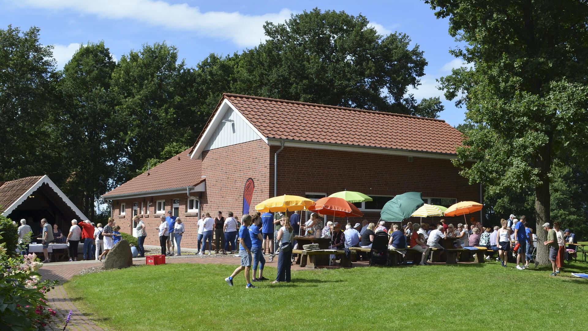 Ein großes Sommerfest mit über 100 Teilnehmern feierte der TSV Mehedorf am Wochenende. Geboten wurde ein vielfältiges Programm von Open-Air-Andacht und Gulaschsuppen-Essen bis hin zu Spaß-Fünfkampf und Mini-Sportabzeichen.
