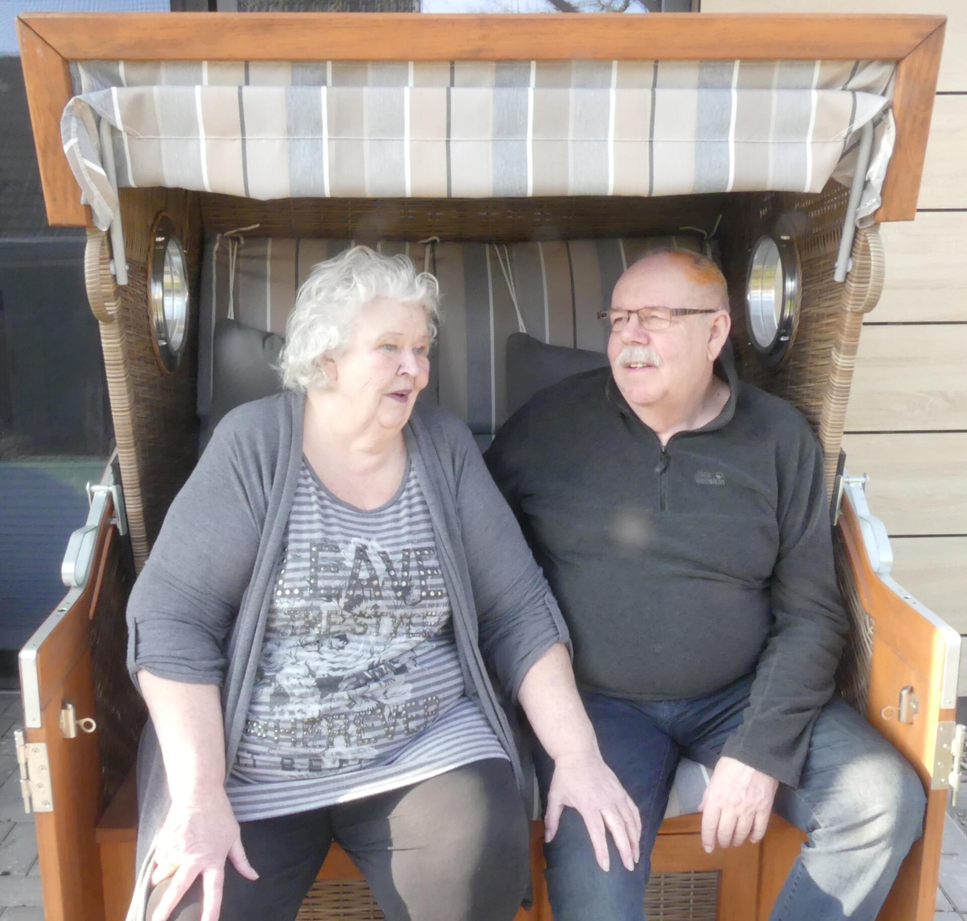 Älteres Ehepaar sitzt in einem Strandkorb und unterhält sich freundlich. Seit 50 Jahren sind Irmgard (69) und Bernd Nieken (70) verheiratet.