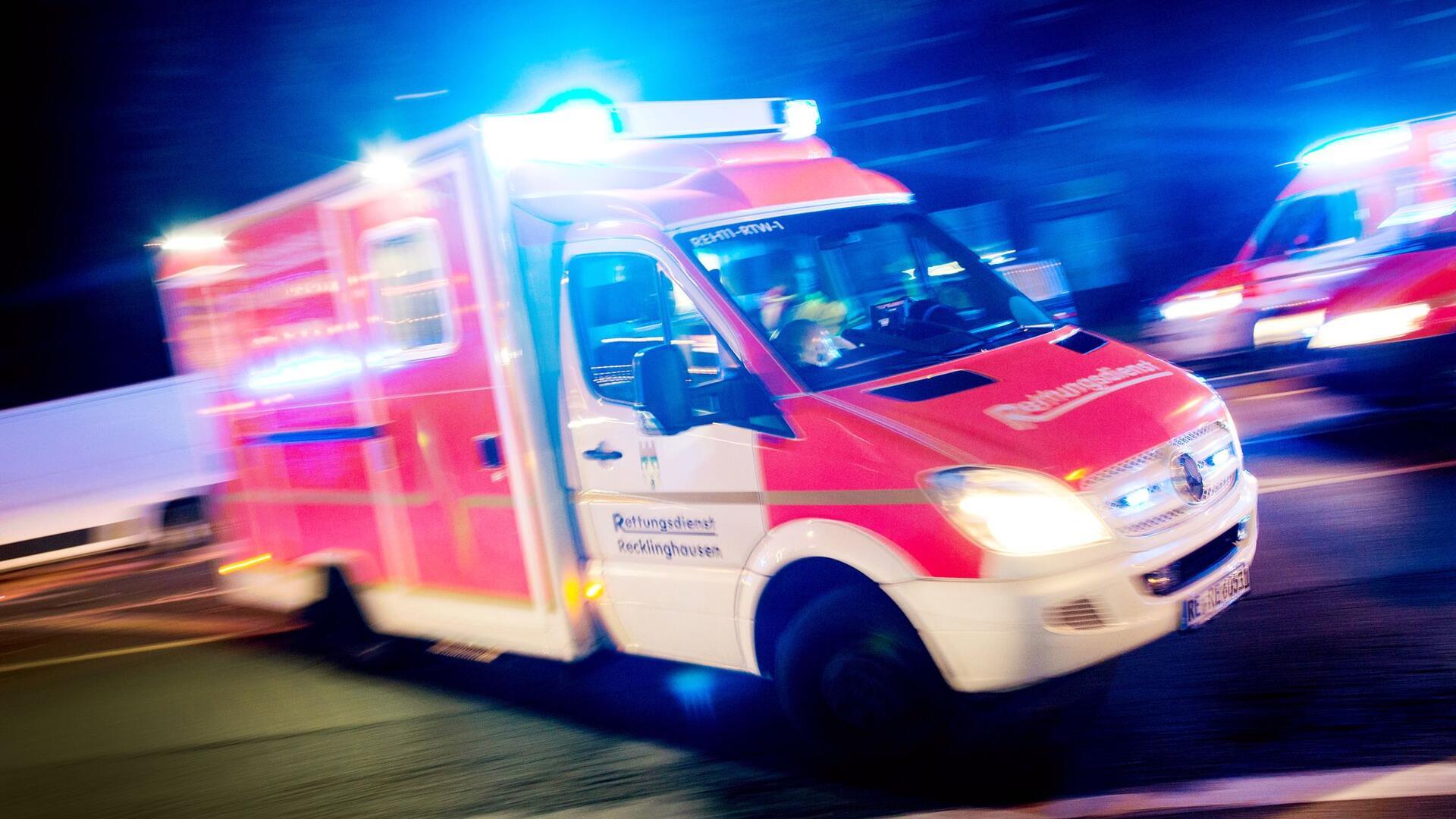 Ein Symbolbild von einem Krankenwagen währernd einer Einsatzfahrt mit Blaulicht.