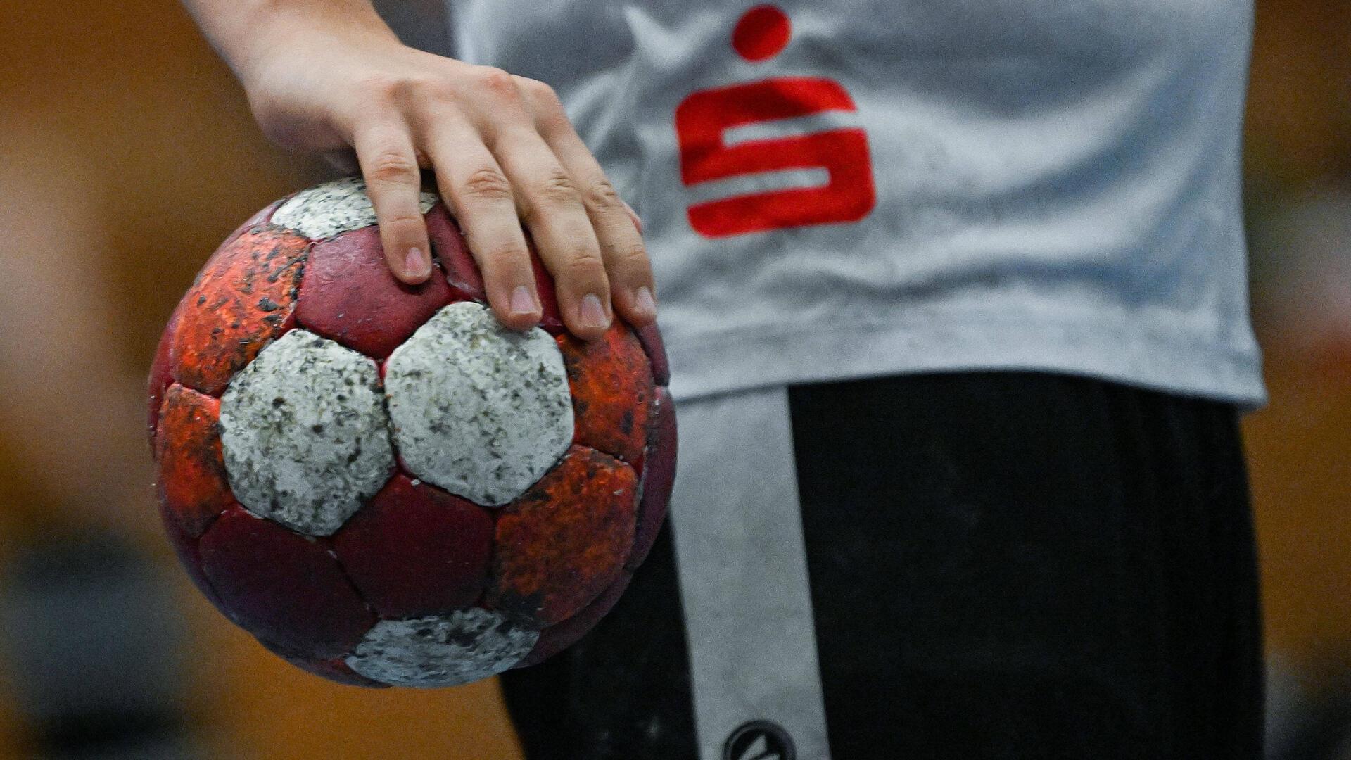 Ein Handball liegt in der Hand. Möglich ist das wegen der Backe, also dem Harz, der für einen Klebe-Effekt sorgt.