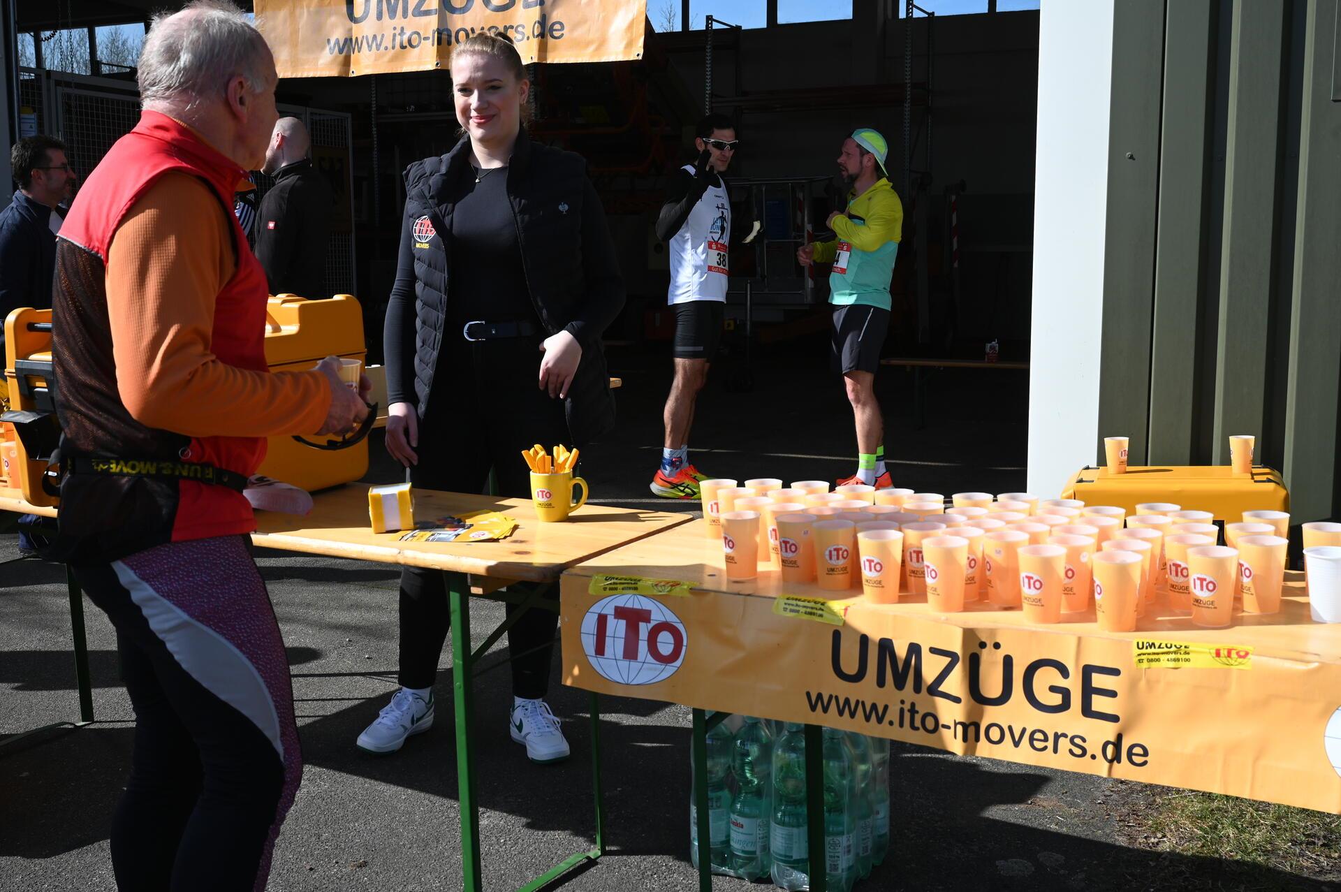 Ein kühles Getränk nach dem Lauf – wohlverdient.