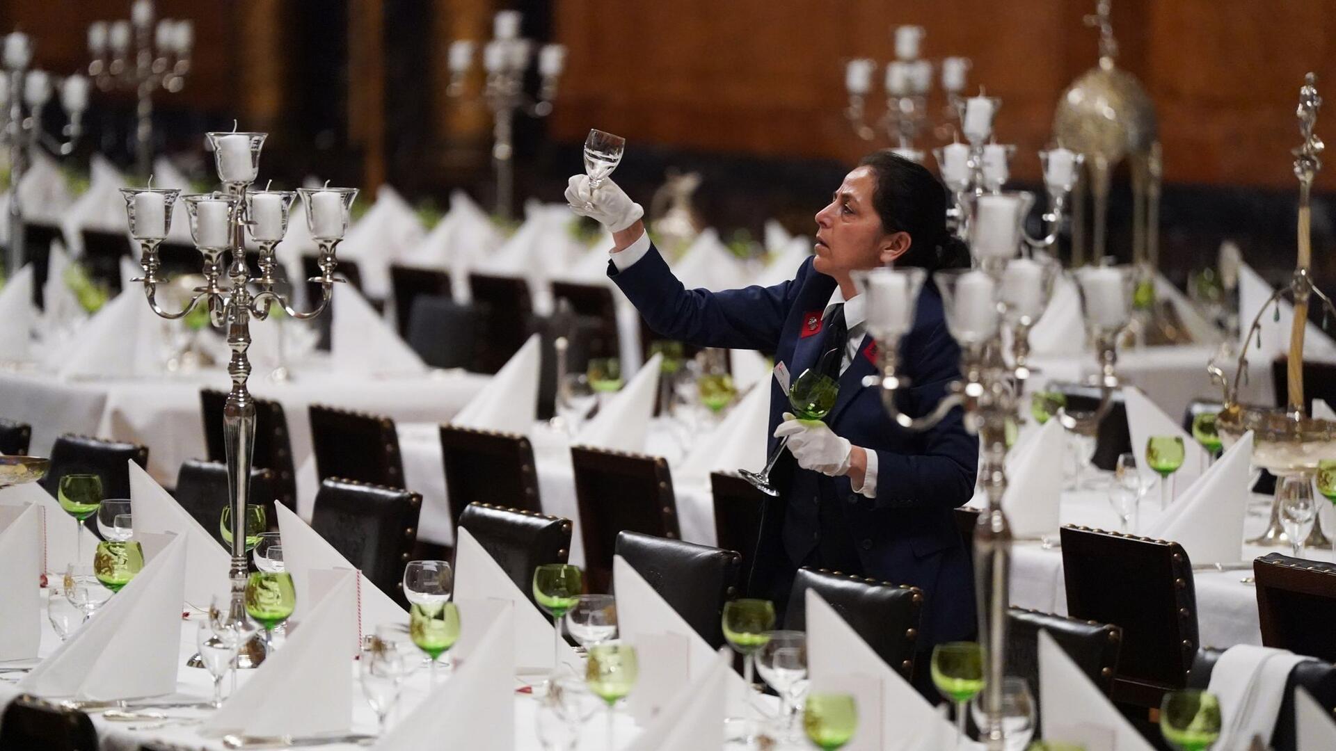 Bilder des Tages Ein letzter Check: Ratsdienerin Nadine Petermann überprüft die Gläser an den Tischen vor dem traditionellen Matthiae-Mahl des Hamburger Senats im Rathaus.