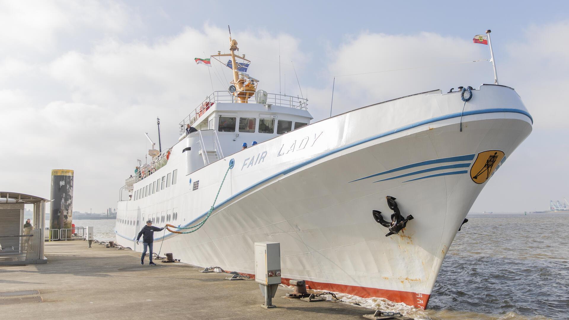Ein letzter Griff am Anleger, dann heißt es: auf nach Helgoland!