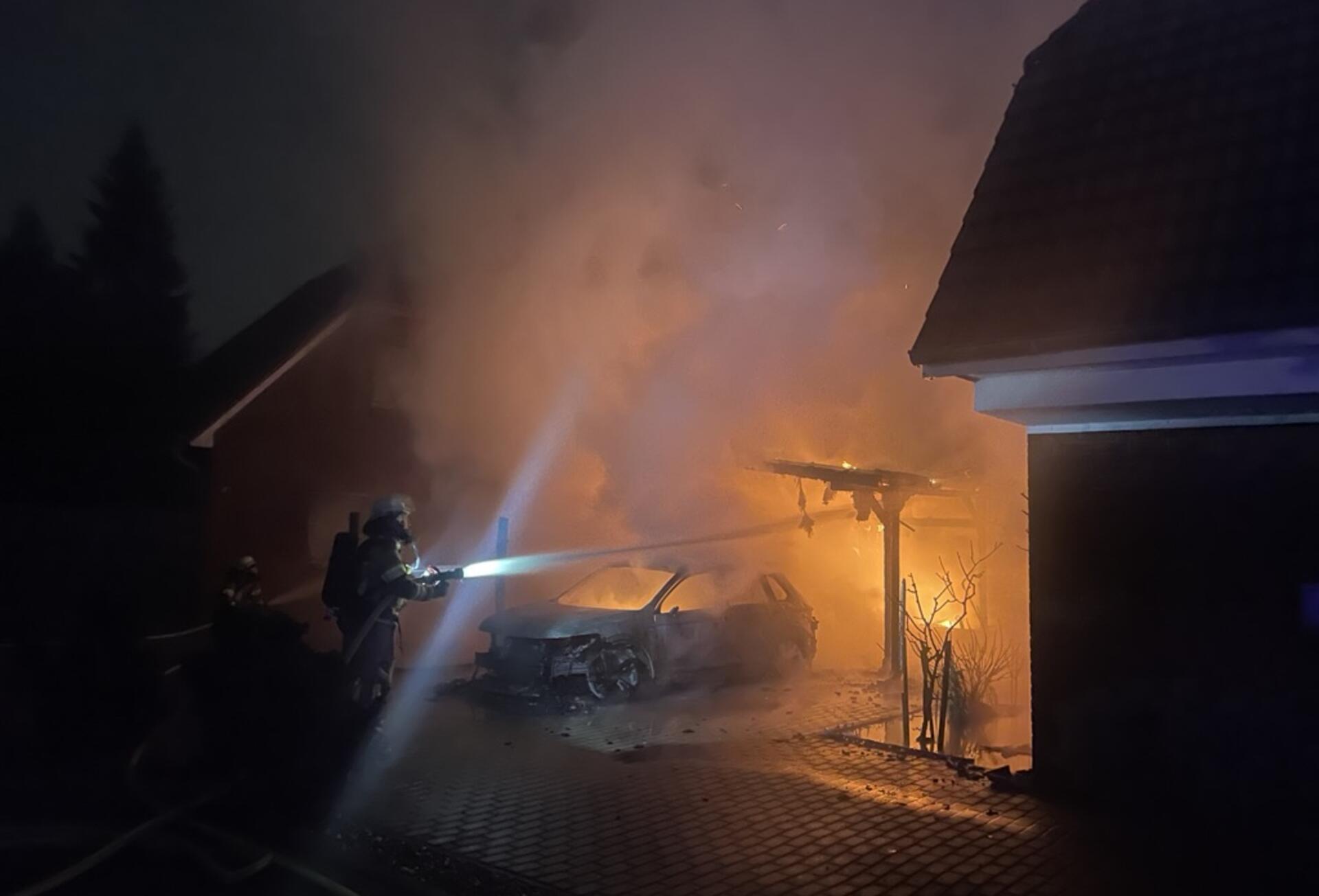 Ein nächtlicher Brand in Bremerhaven hat ein Auto, ein Carport und ein Gebäudedach beschädigt.