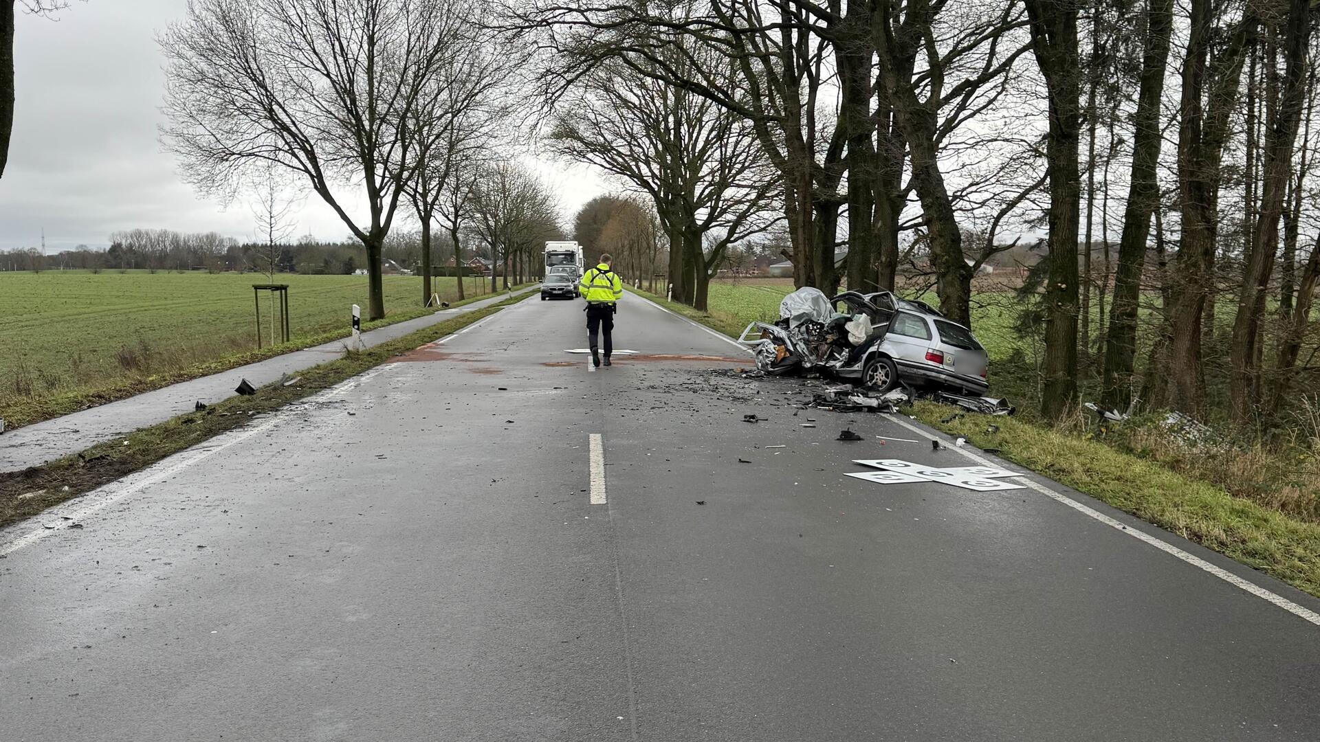 Bei Gyhum: Missglücktes Überholmanöver endet tödlich Ein schwerer Unfall ereignete sich am Donnerstag auf der B71 nahe Gyhum.