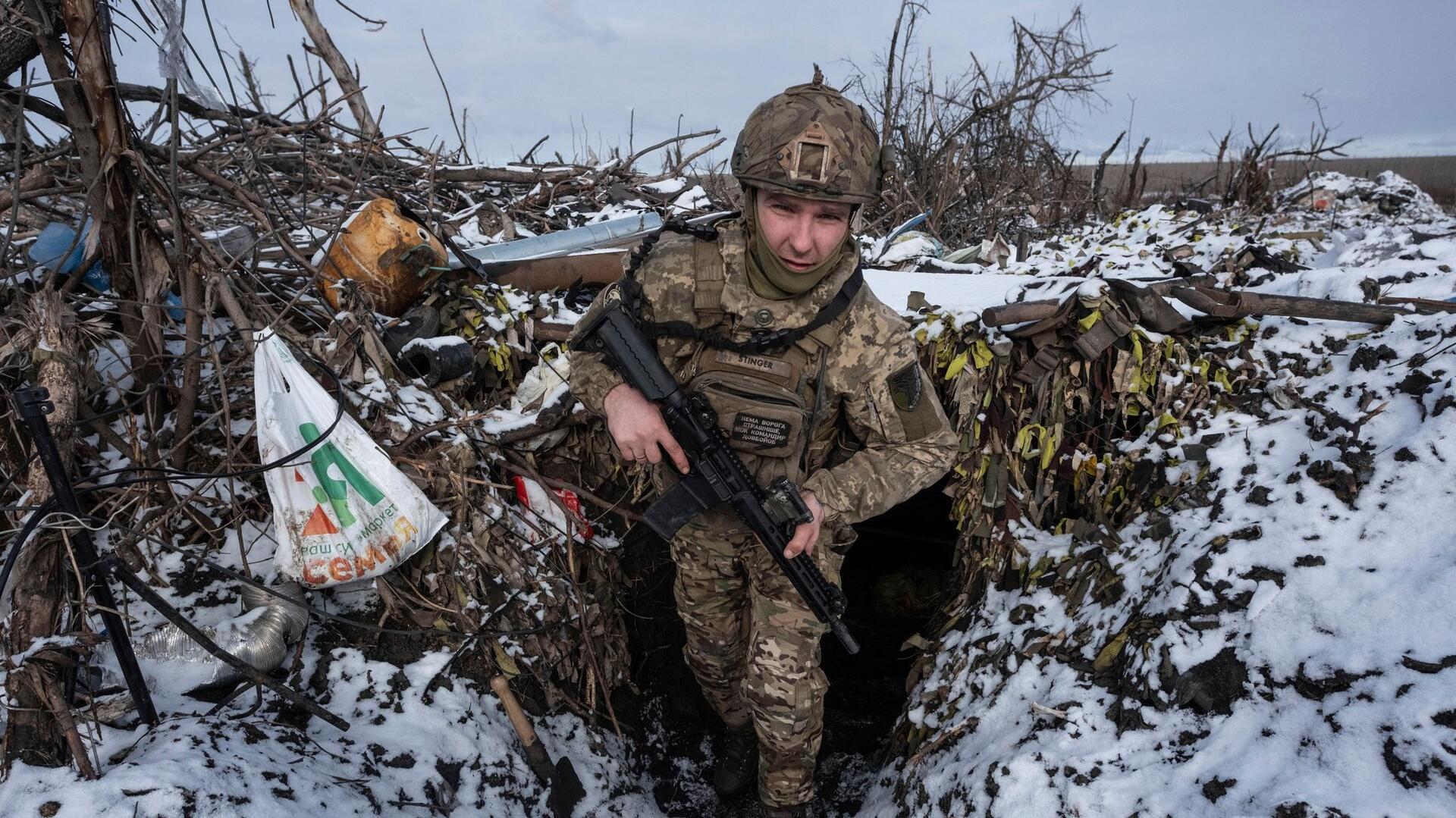 Bilder des Tages Ein ukrainischer Soldat nimmt seine Position an der Frontlinie bei Klischtschiwka ein. Fast zwei Jahre verteidigt die Ukraine nun schon ihr Land.