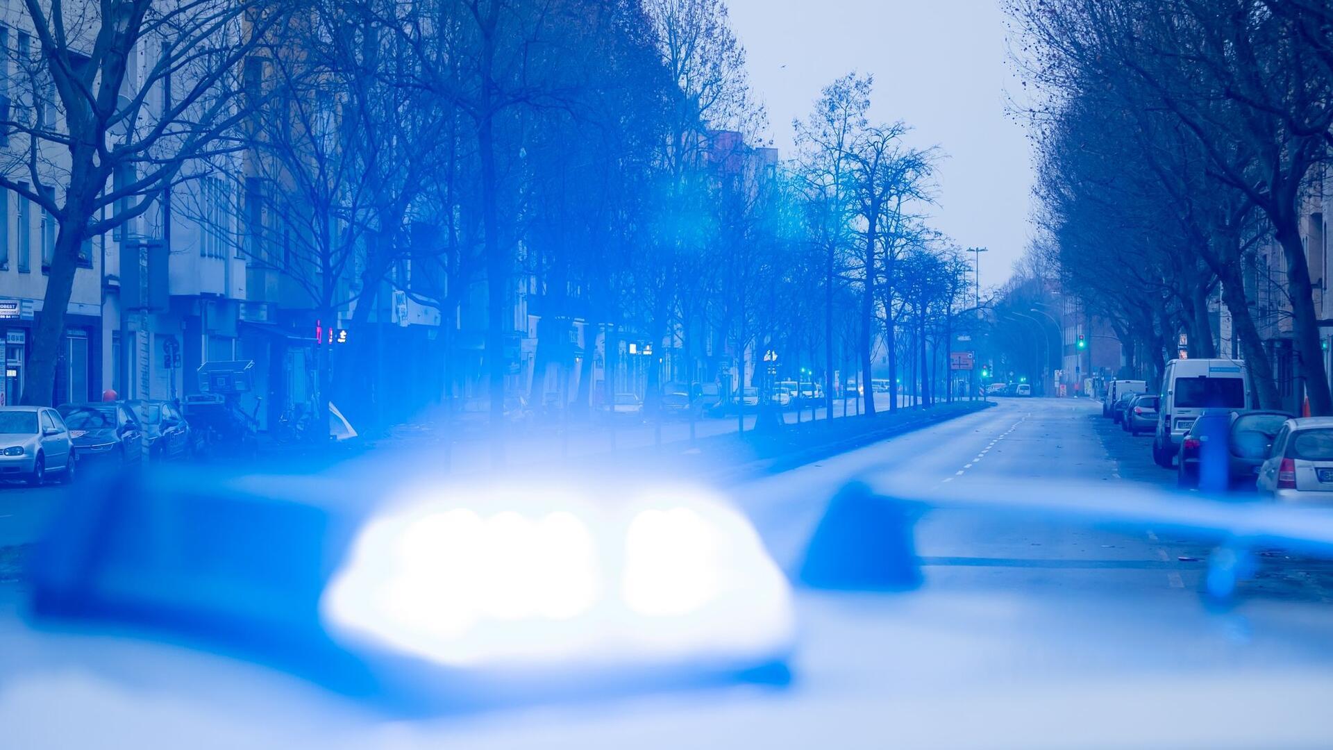 Patronenhülse mit Hakenkreuz bei kurdischem Verein Ein Blaulicht leuchtet auf dem Dach eines Streifenwagens der Polizei.
