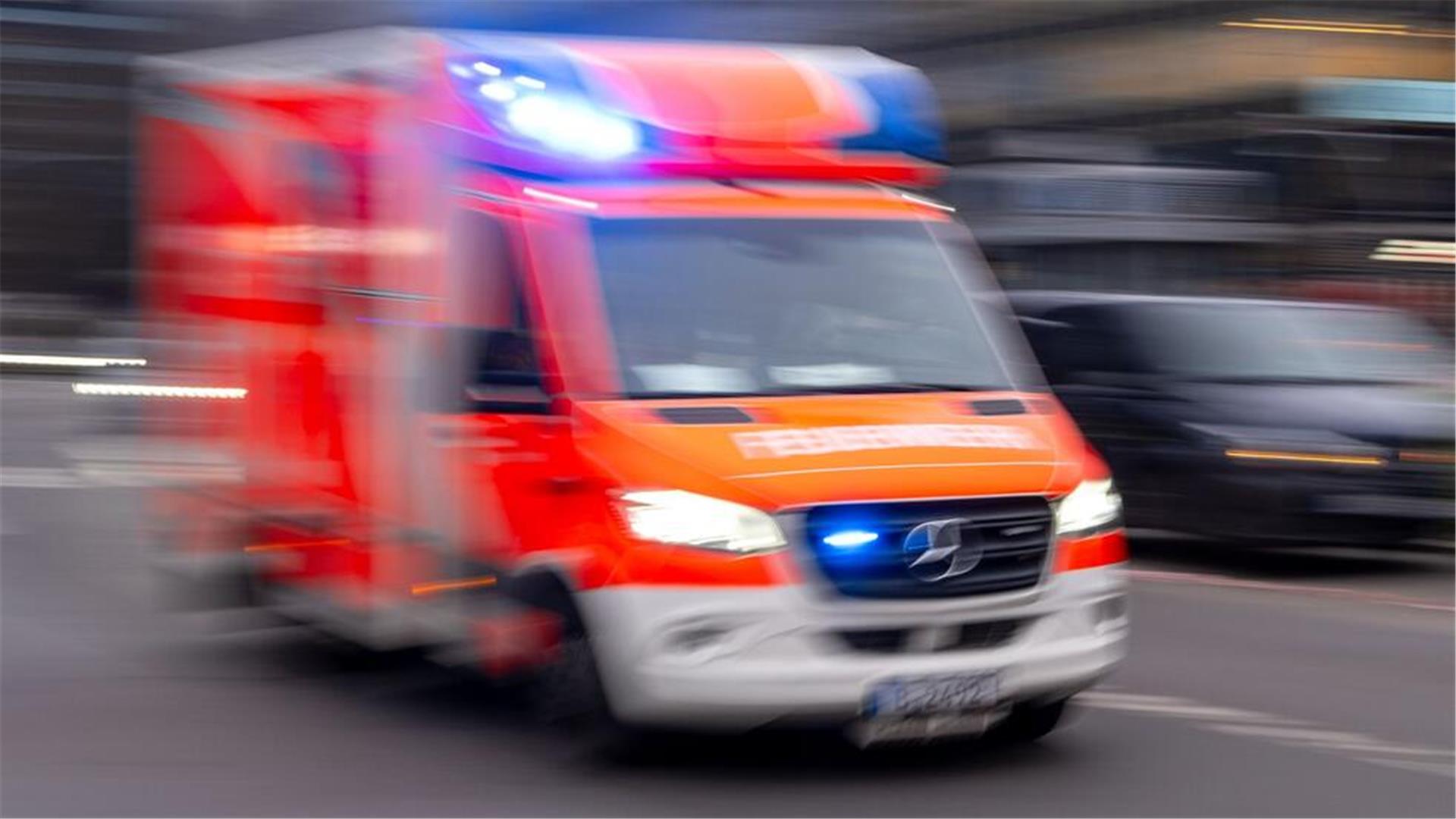 Berlin: Ein Rettungswagen der Feuerwehr fährt mit Blaulicht zum Einsatz.