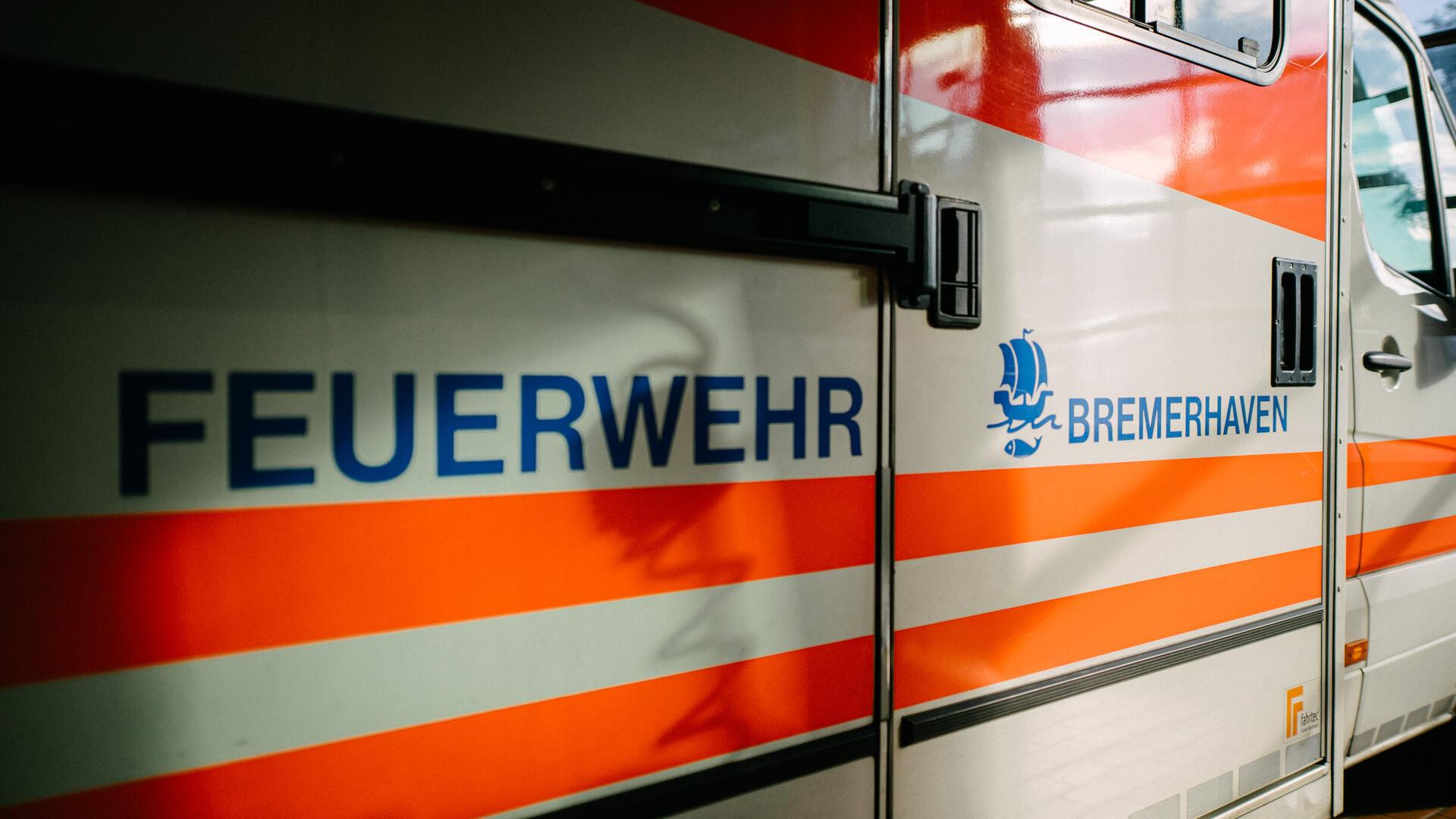 Die Seitenansicht eines Krankenwagens der Feuerwehr Bremerhaven.