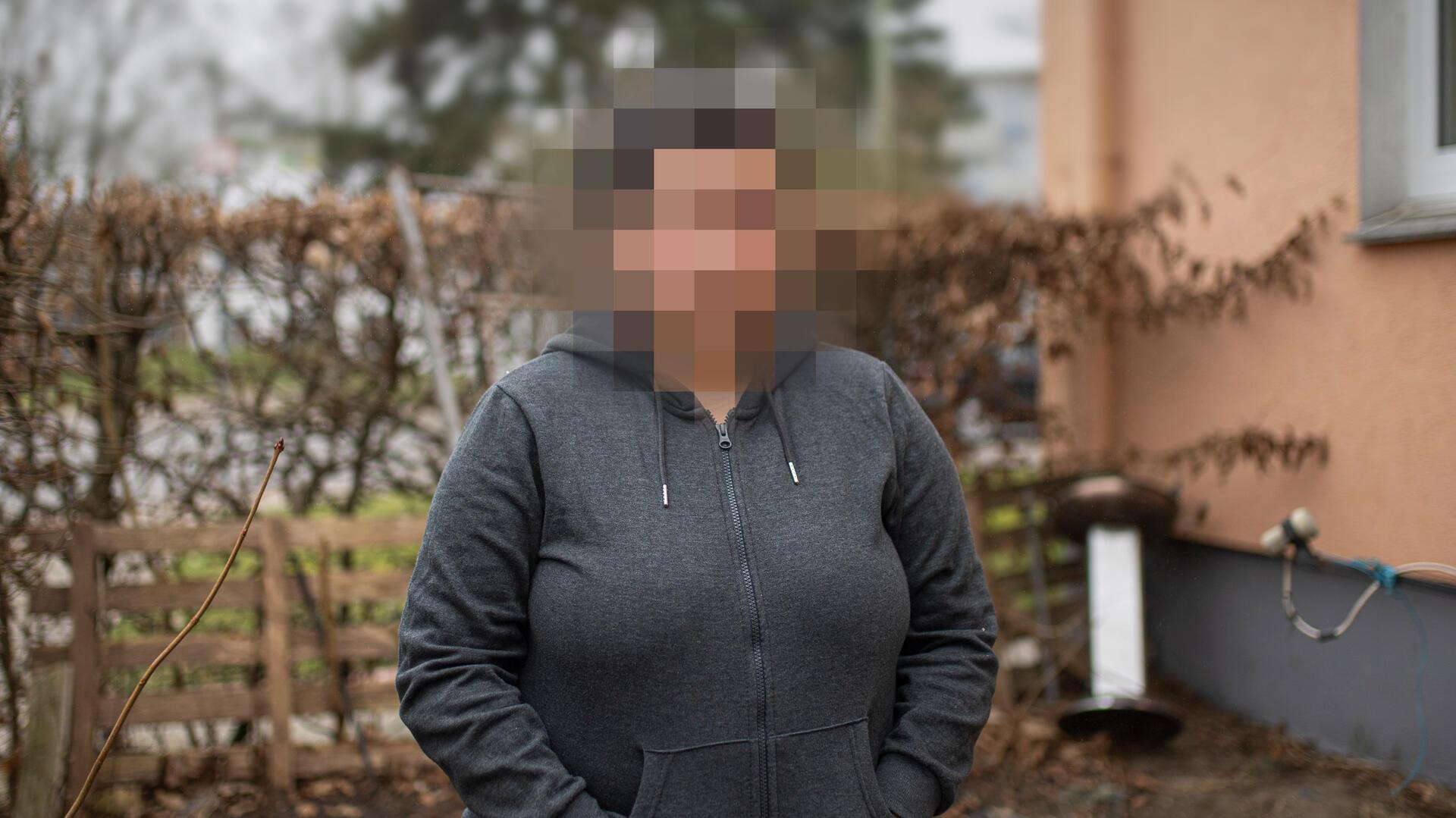 Eine Frau, deren Gesicht verpixelt ist. 