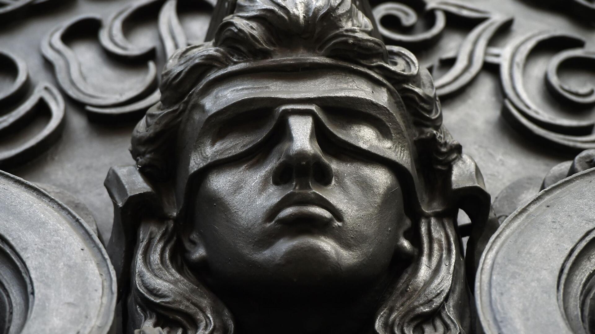 Eine Figur der blinden Justitia: Derzeit laufen mehrere Prozesse zu Taten, die in Bremerhaven für Aufregung gesorgt haben. 