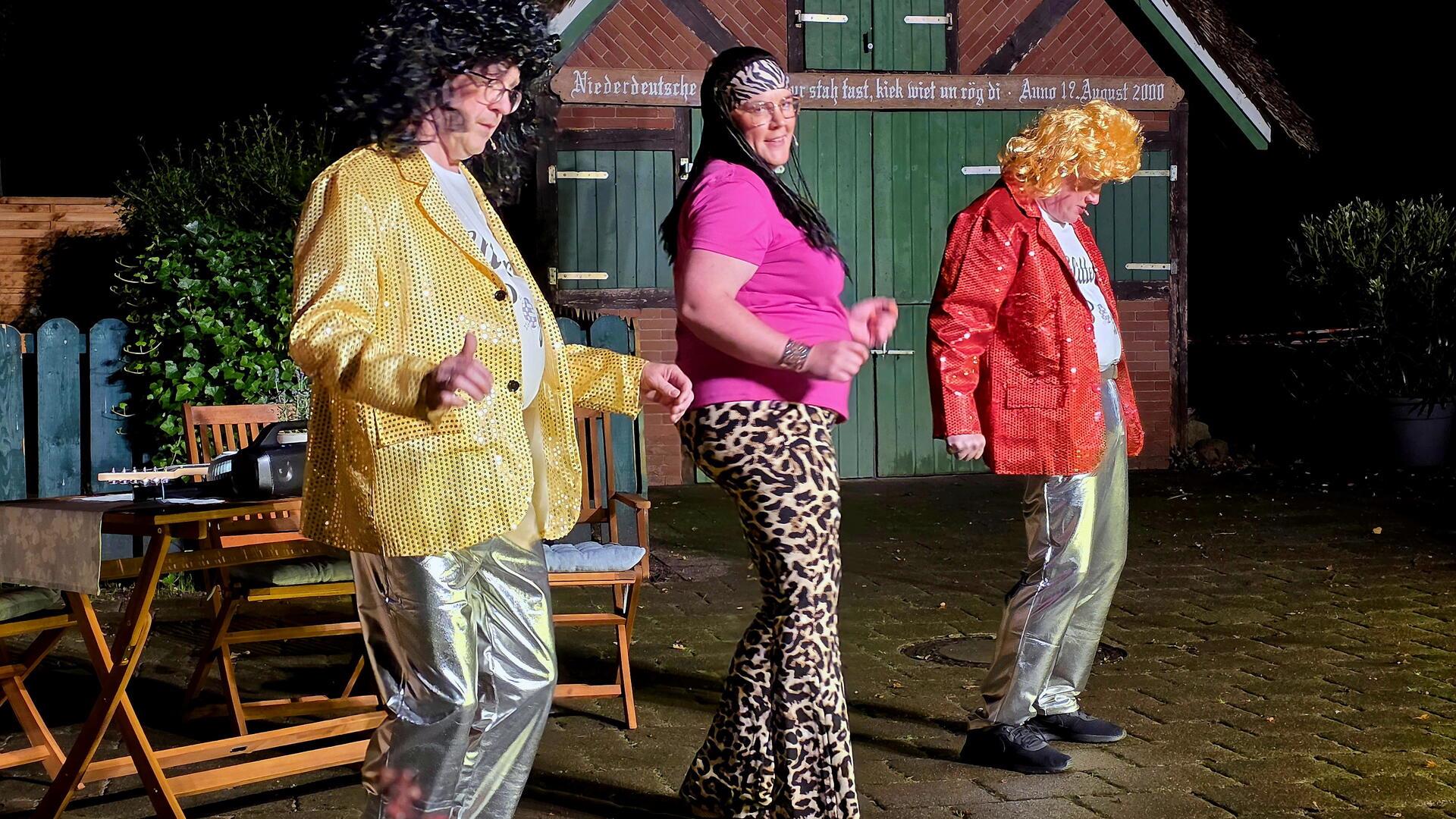 Eine Tanzlehrerin versucht, den „Glitter-Boys“ eine Choreografie für künftige Auftritte beizubringen.