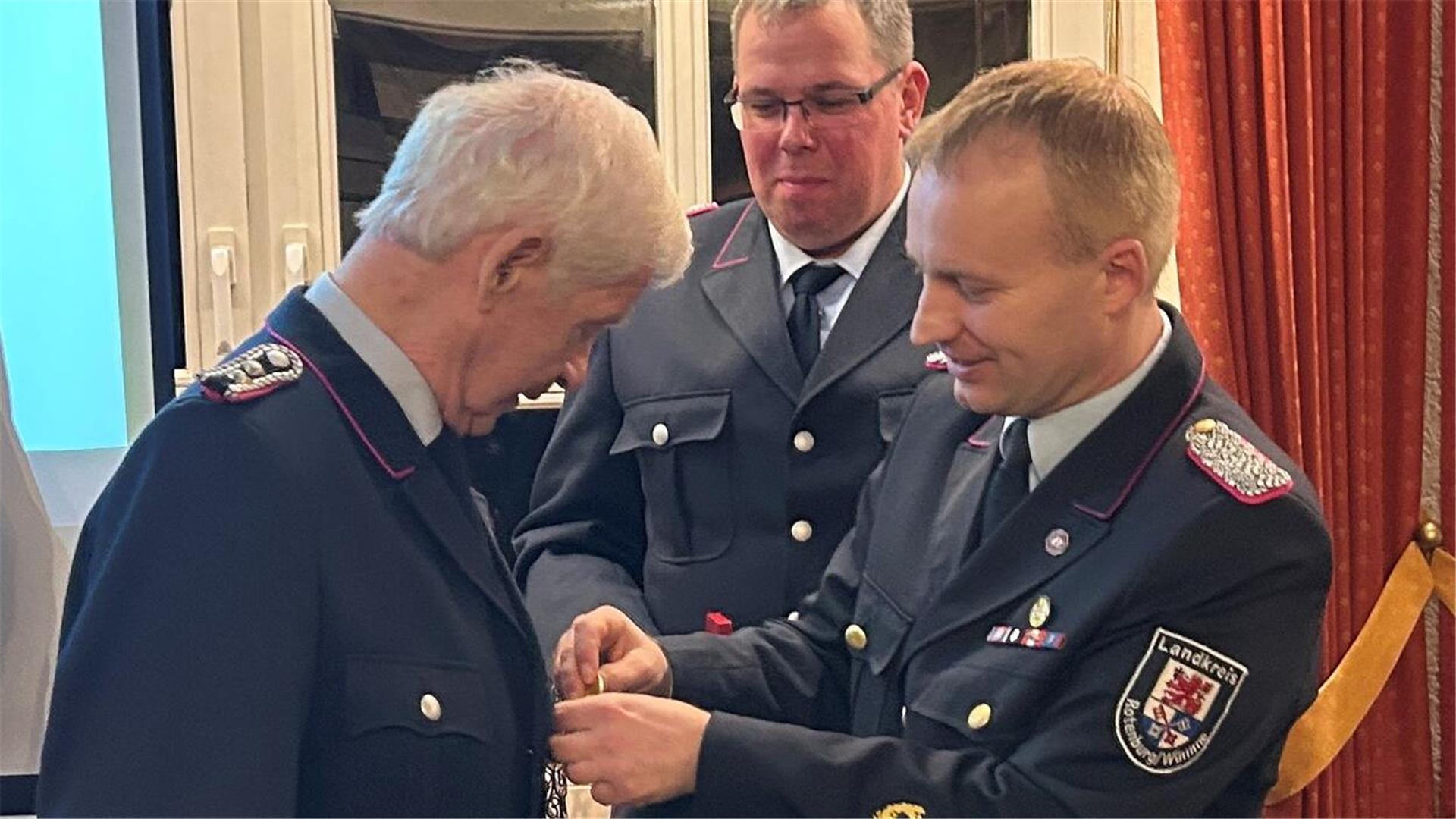 Eine seltene Ehre: Wilhelm Bammann wurde für seine 70 Jahre währende Mitgliedschaft durch Abschnittsleiter Henning Herzig ausgezeichnet.