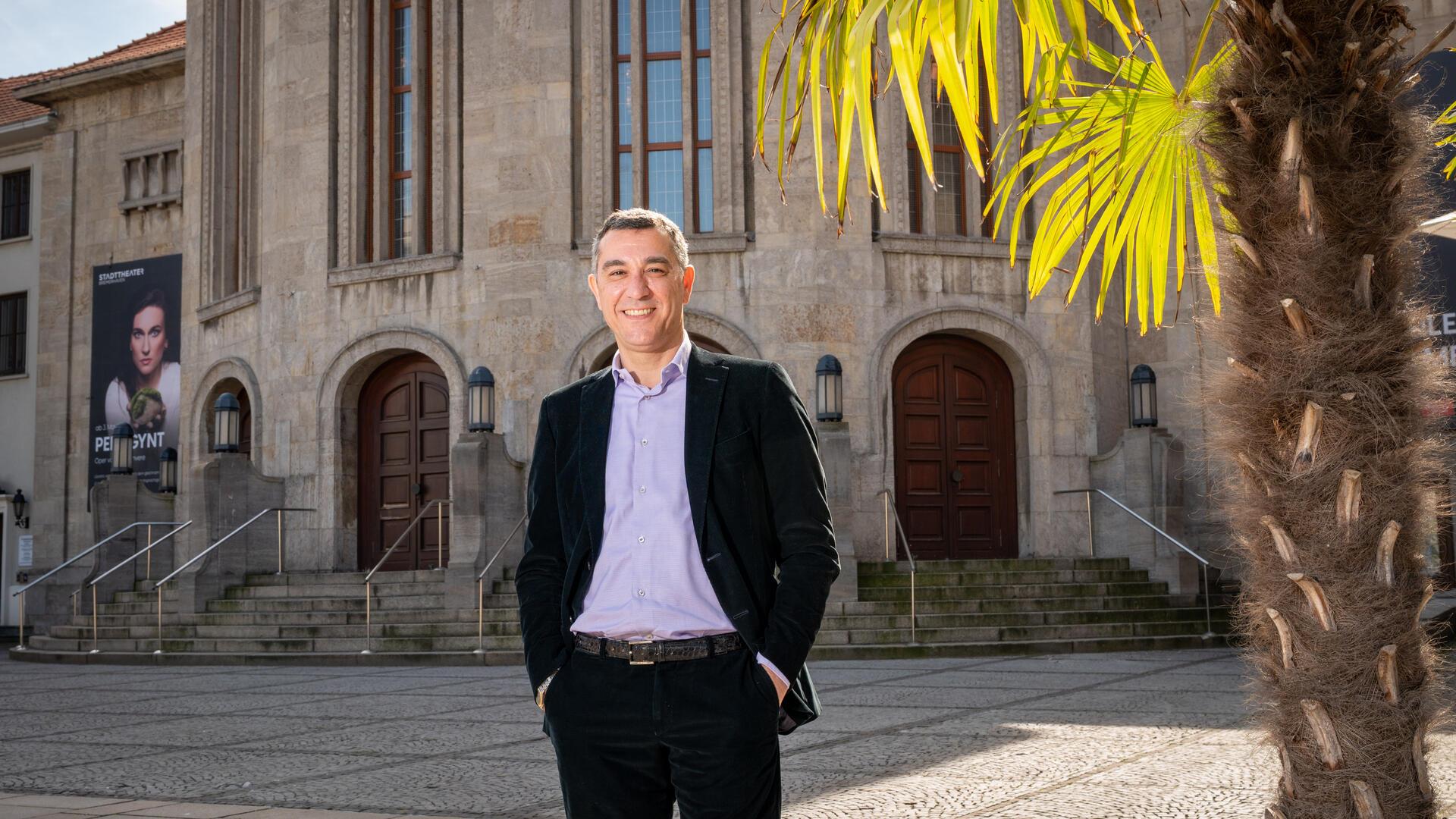 Einen Hauch von mediterranem Flair bietet an Sommertagen auch Bremerhaven - ab 2026 neuer Wirkungsort für den gebürtigen Venezianer Marco Comin. Der 49-Jährige kommt als neuer Generalmusikdirektor des Philharmonischen Orchesters ans Stadttheater 
