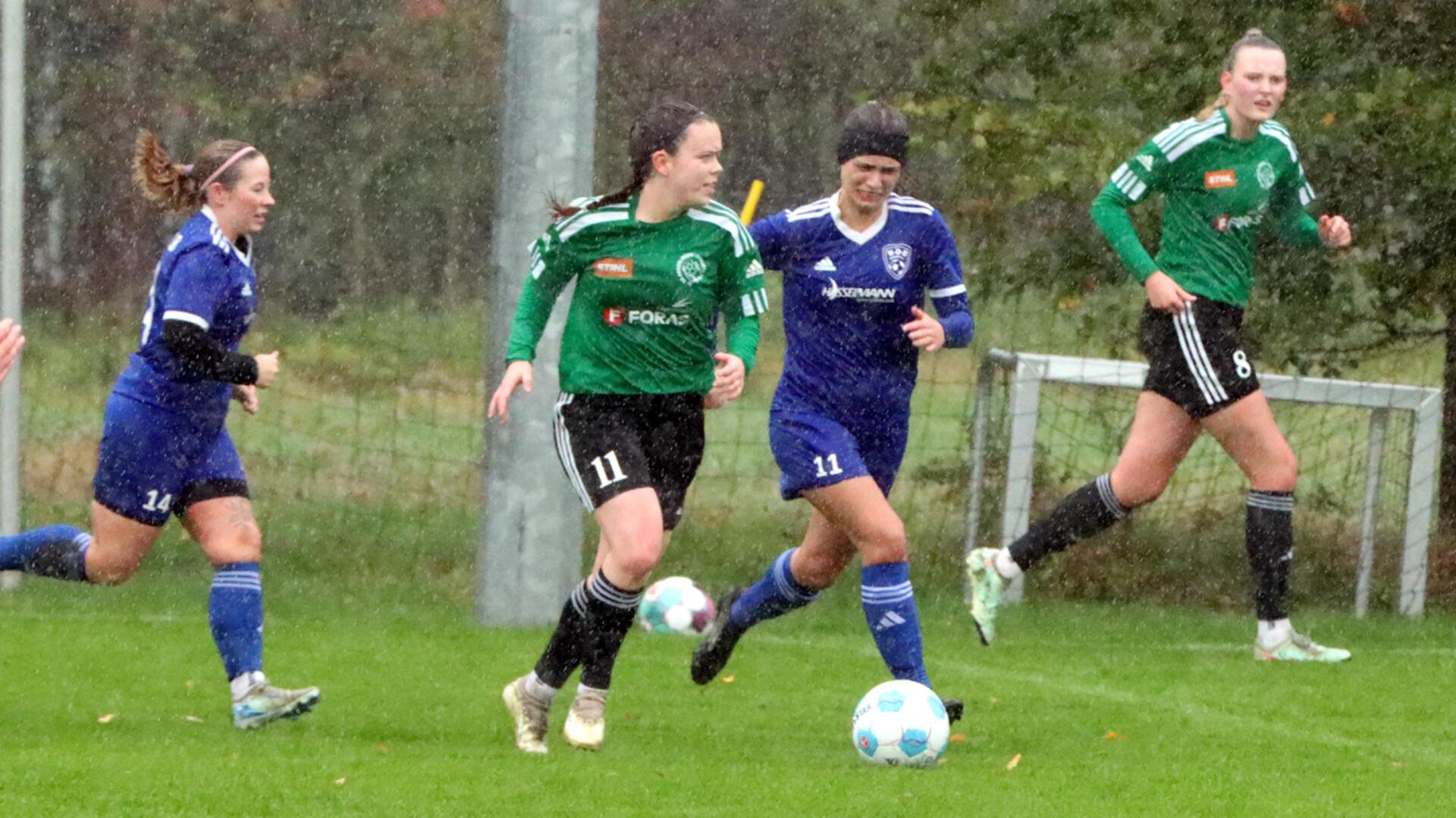Einen lupenreinen Hattrick schnürte Milena van der Pütten (Zweite von links) beim 9:0-Sieg.