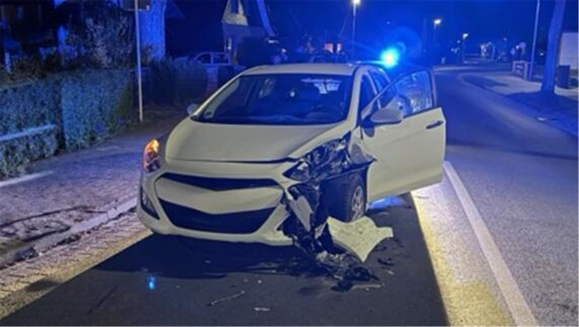 Ein Auto ist bei einem Unfall erheblich beschädigt worden.