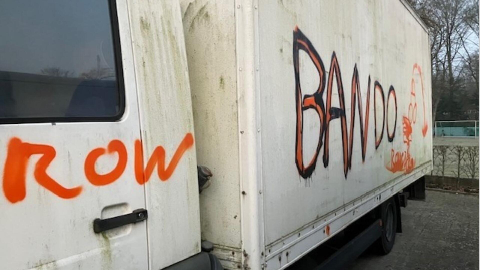Einer der mit Farbe beschädigten Lastwagen.
