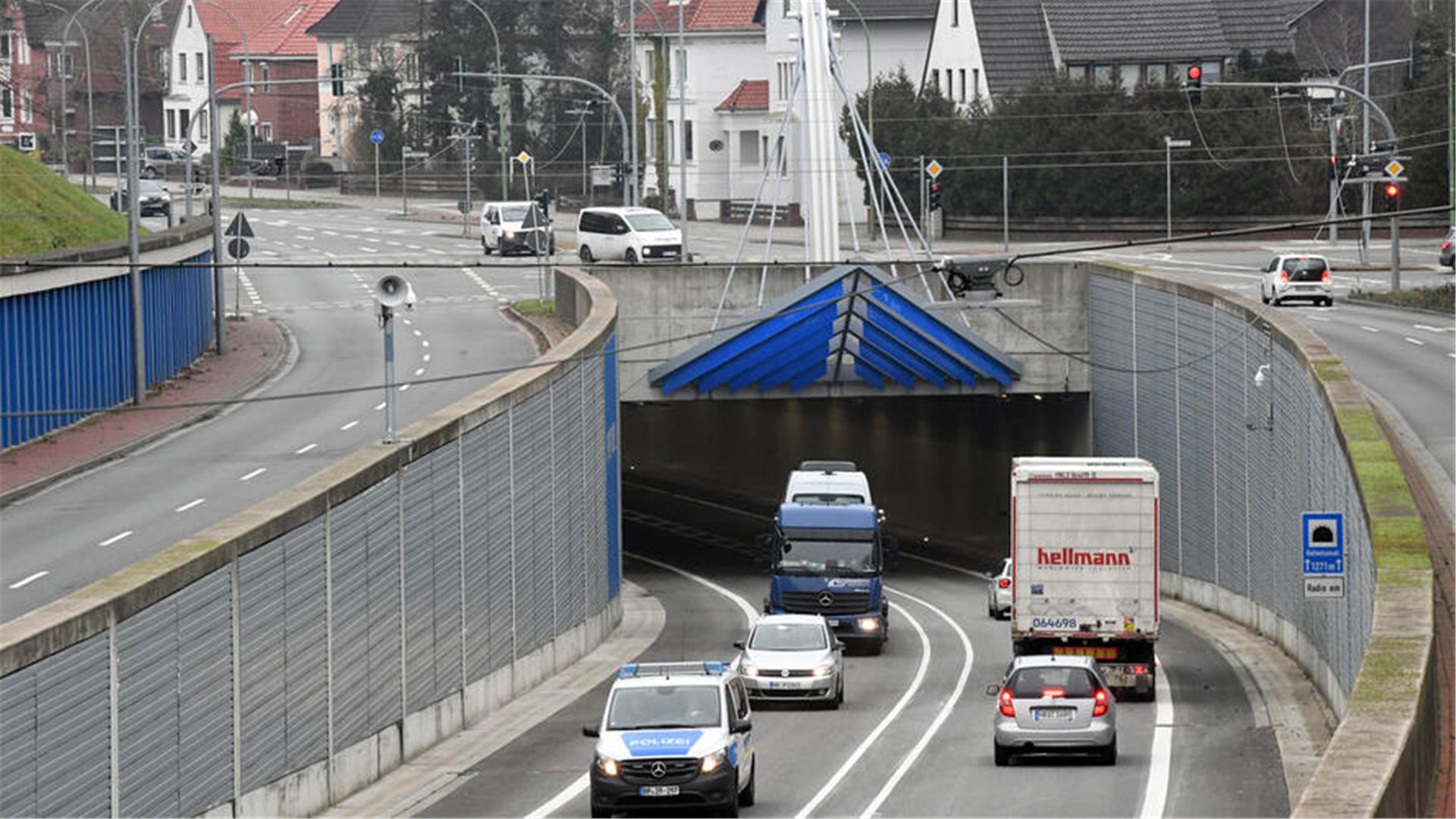 Einfahrt in den Hafentunnel.