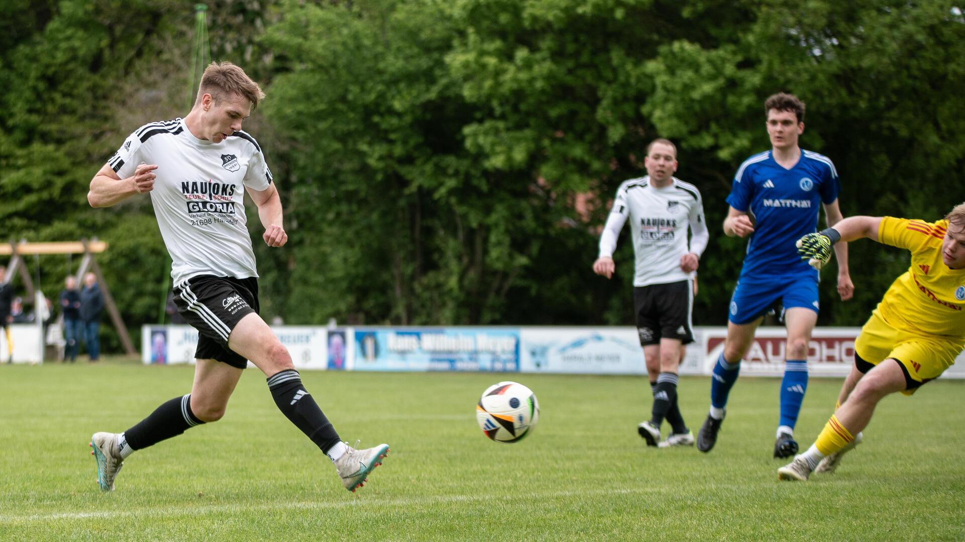 Eingenetzt: Sönke Hauschild trifft zum 1:1 für den SV Ippensen.