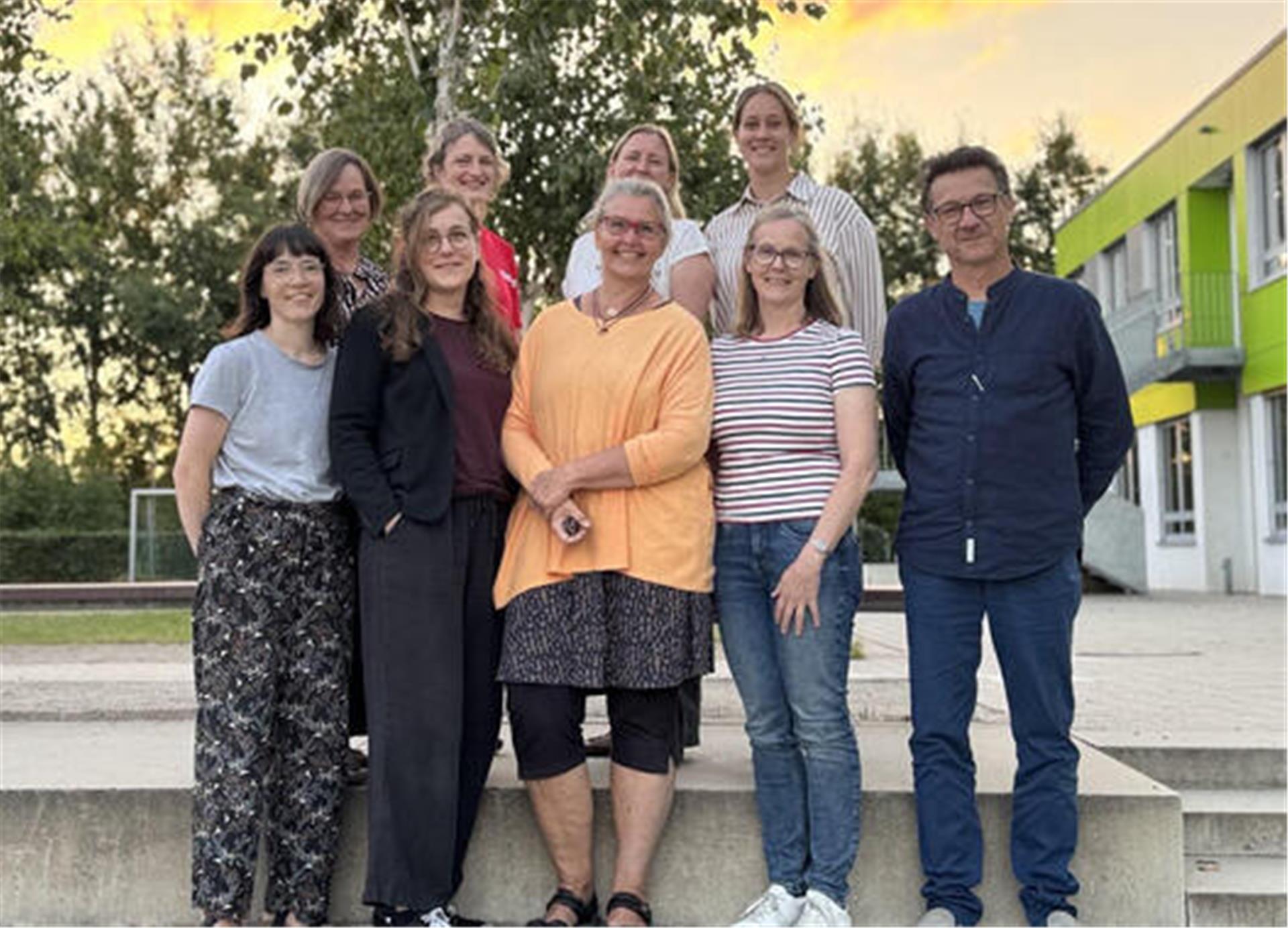Einige Mitglieder der Arbeitsgruppe mit Lehrkräften verschiedener Bremervörder Schulen: Dörte Grimm (hintere Reihe, von links), Karen Finke-Buijs, Claudia Brandtjen und Lena Verhoeven sowie Christine Meißner, (vordere Reihe, von links) Sabrina Marten, Dagmar Weidler, Petra Janssen und Dr. Uwe Strohbach.