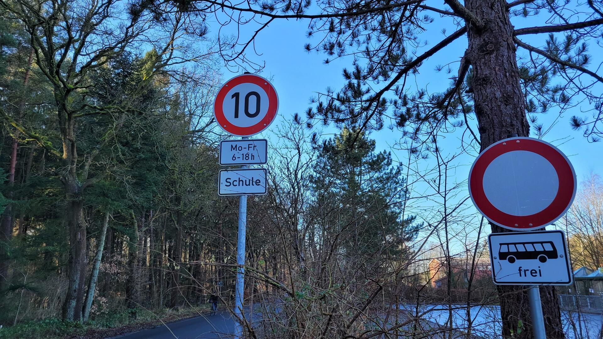 Einige Sicherheitsmaßnahmen wurden nach dem schweren Busunglück im Bereich der Nordholzer Grundschule bereits umgesetzt. So dürfen Kraftfahrzeuge vor der Schule nur noch maximal 10 km/h schnell sein. An der Bushaltestelle (rechts) sind nur noch Busse erlaubt. Die Pkw-Parkplätze dürfen nicht mehr genutzt werden.