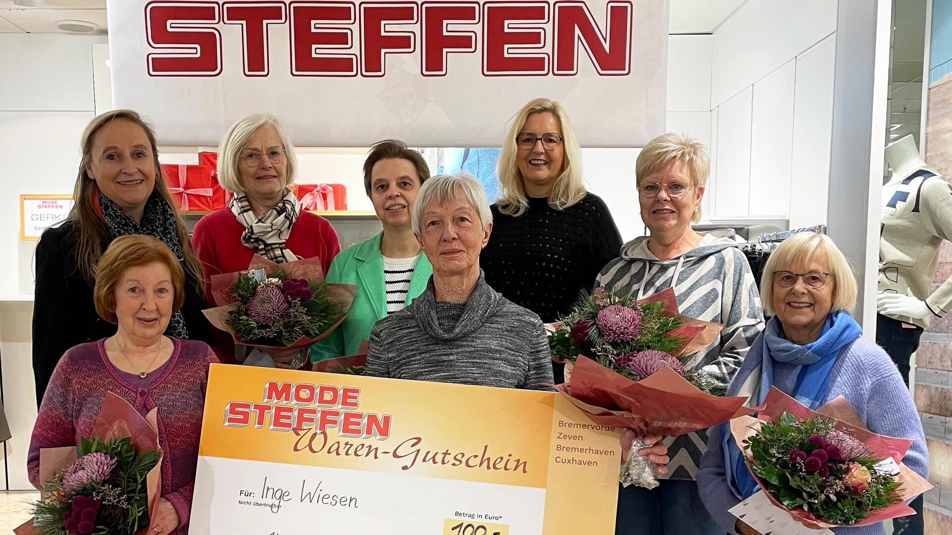 Einkäuferin der Damenmode, Alexandra Butt, und Andrea Sievert-Plath, Modeberaterin aus der Damenabteilung, überreichten den glücklichen Gewinnerinnen ihre Preise. 
