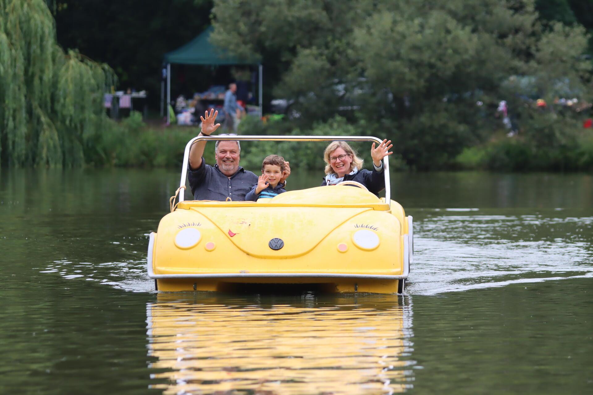 Einmal über den See: Martina, Kalle und Holger genießen die Tretbootfahrt während des Sommerfestes in Weertzen.