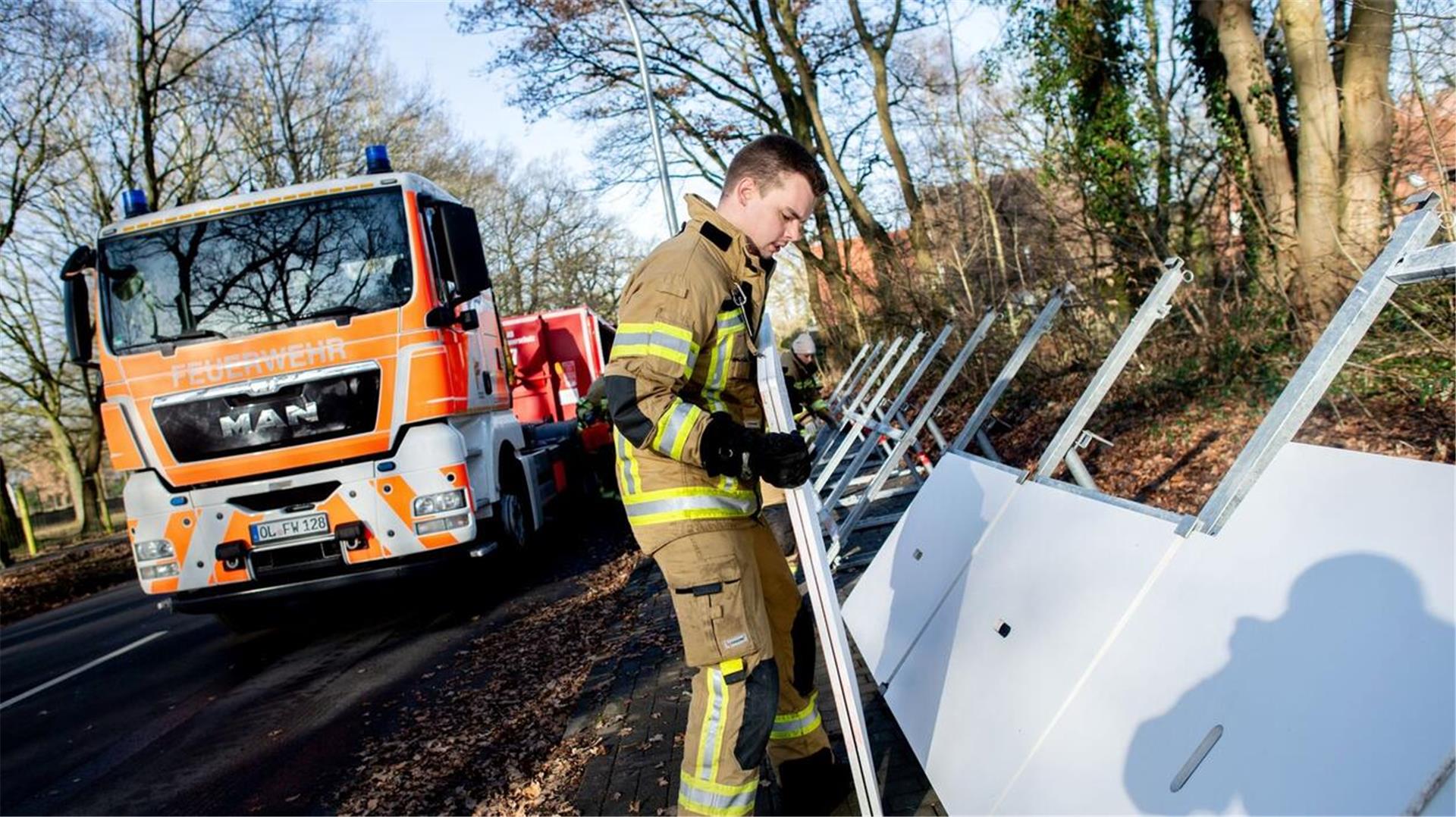Einsatzkräfte der Feuerwehr bauen ein mobiles Deichsystem ab
