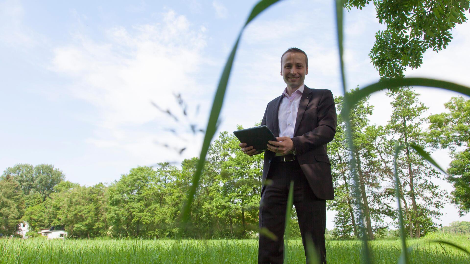 Einst wollte IT-Unternehmer Sebastian Roux auf diesem Grundstück in Spieka-Altendeich einen neuen Firmensitz bauen. Weil es dazu nicht kam, möchte er nun an selber Stelle ein regionales Energiemanagement mit 60-Megawatt-Akkuspeichern aufbauen.