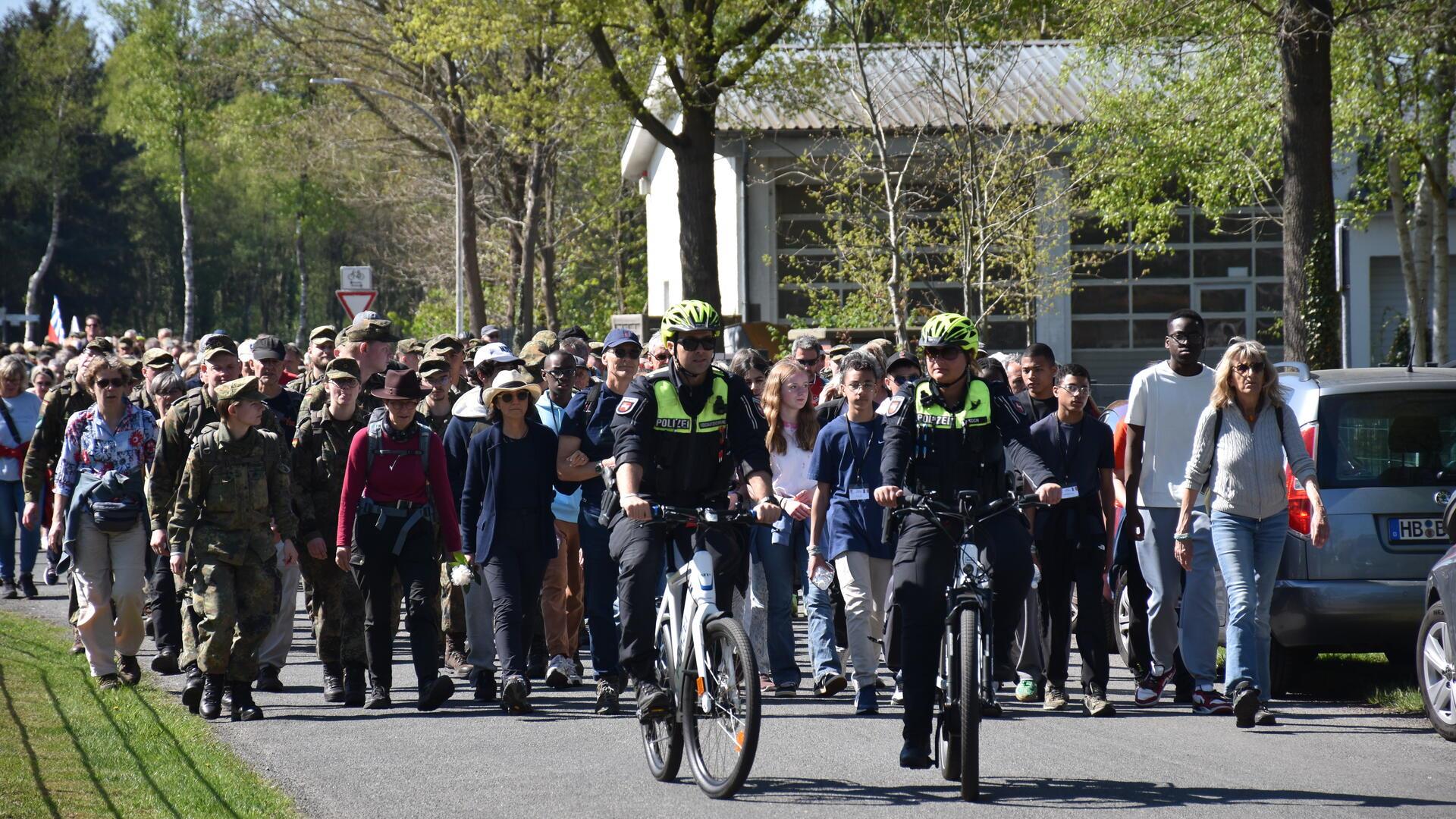 Eintreffen der Teilnehmer des Marsches in der Greftstraße in Sandbostel. Die Polizei eskortiert den Tross