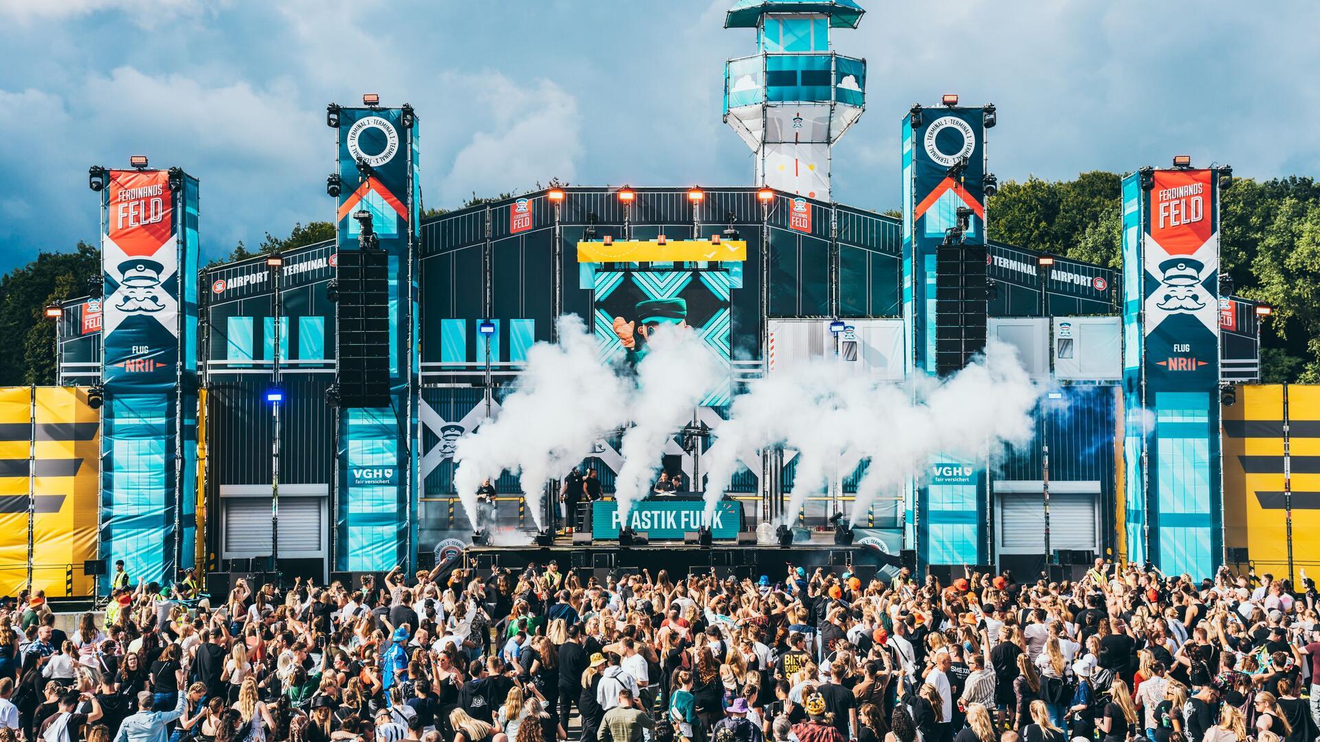 Elektromusik wummert bei Ferdinands Feld über den Flugplatz. Tausende Fans feiern dazu. 