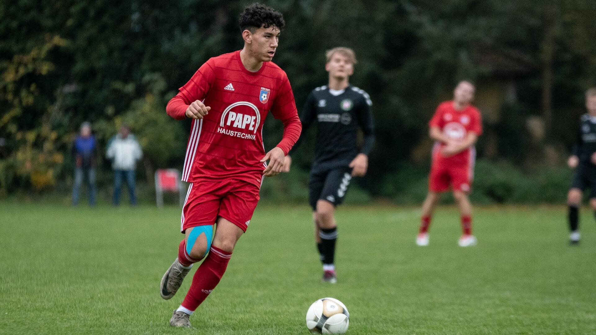 Ein Mann läuft hinter einem Ball her.