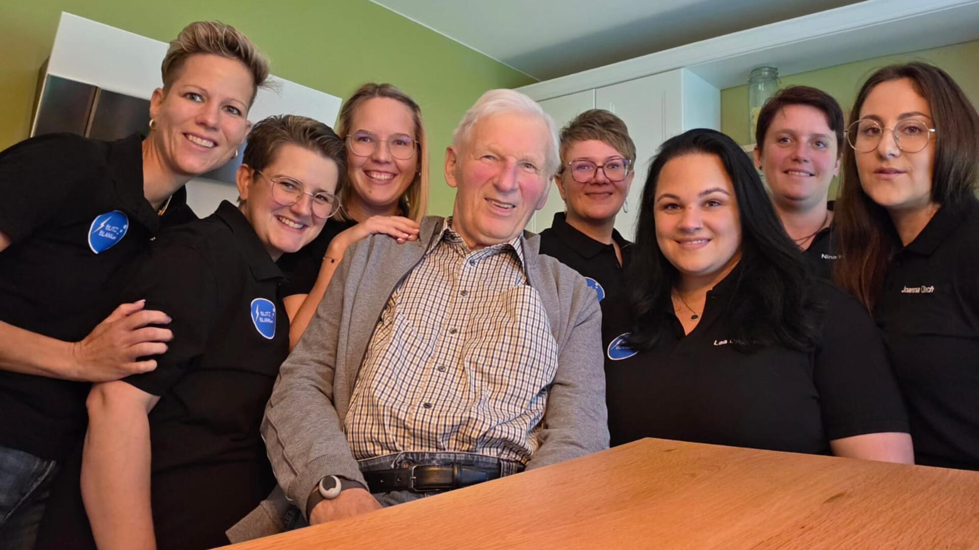 Elisabeth Blanken (links) startet eine Petition an den Deutschen Bundestag, um die Abschaffung des Pflegegrades I zu verhindern. Unser Foto zeigt den Rhadereistedter Senior Helmut Viebrock, der auf unterstützende Leistungen gemäß Pflegegrad I angewiesen ist.