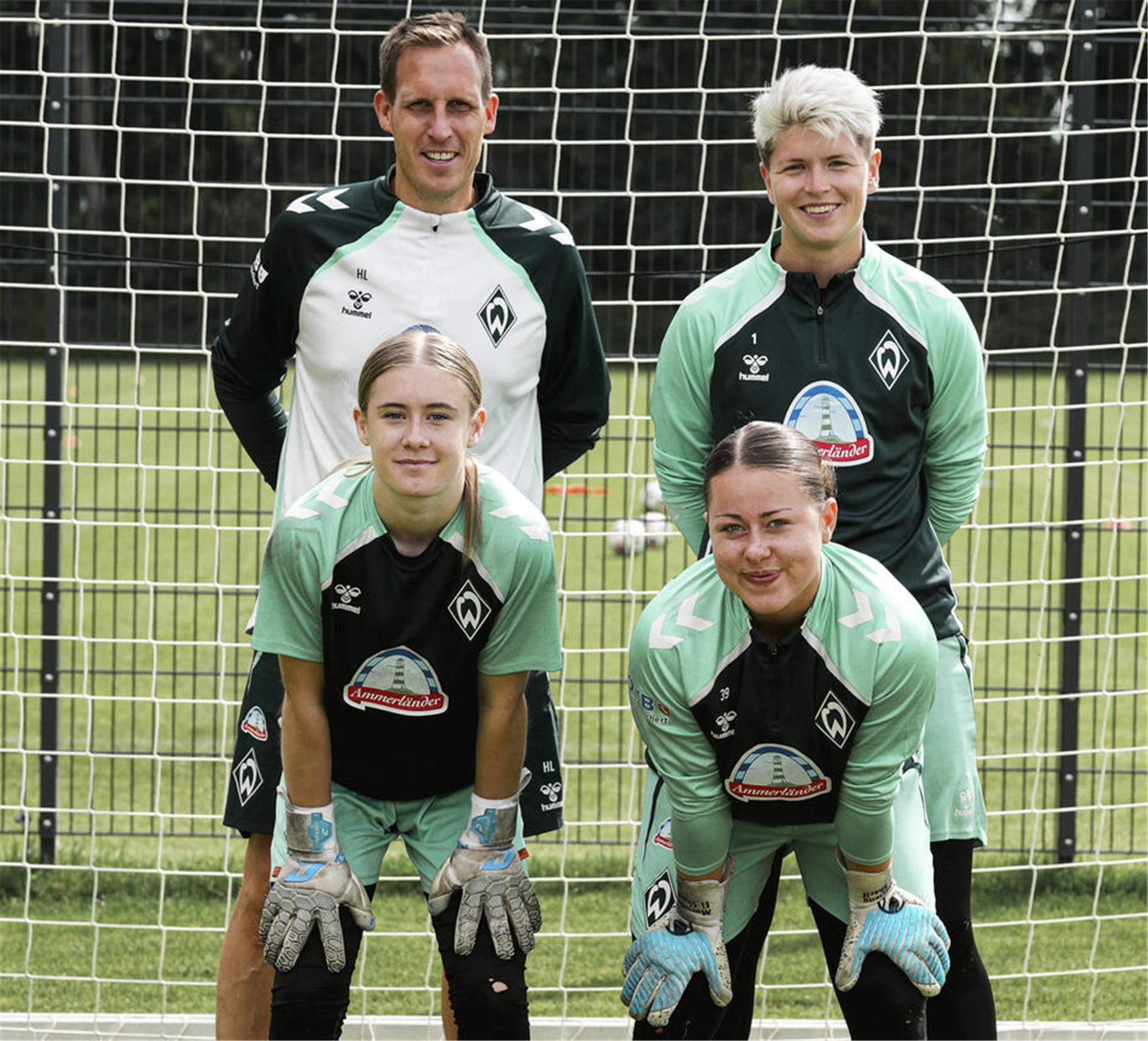 Emma Martens (vorn, links) mit Torwarttrainer Hendrik Lemke sowie ihren Torwart-Kolleginnen Vanessa Fischer (hinten) und Mariella El Sherif.