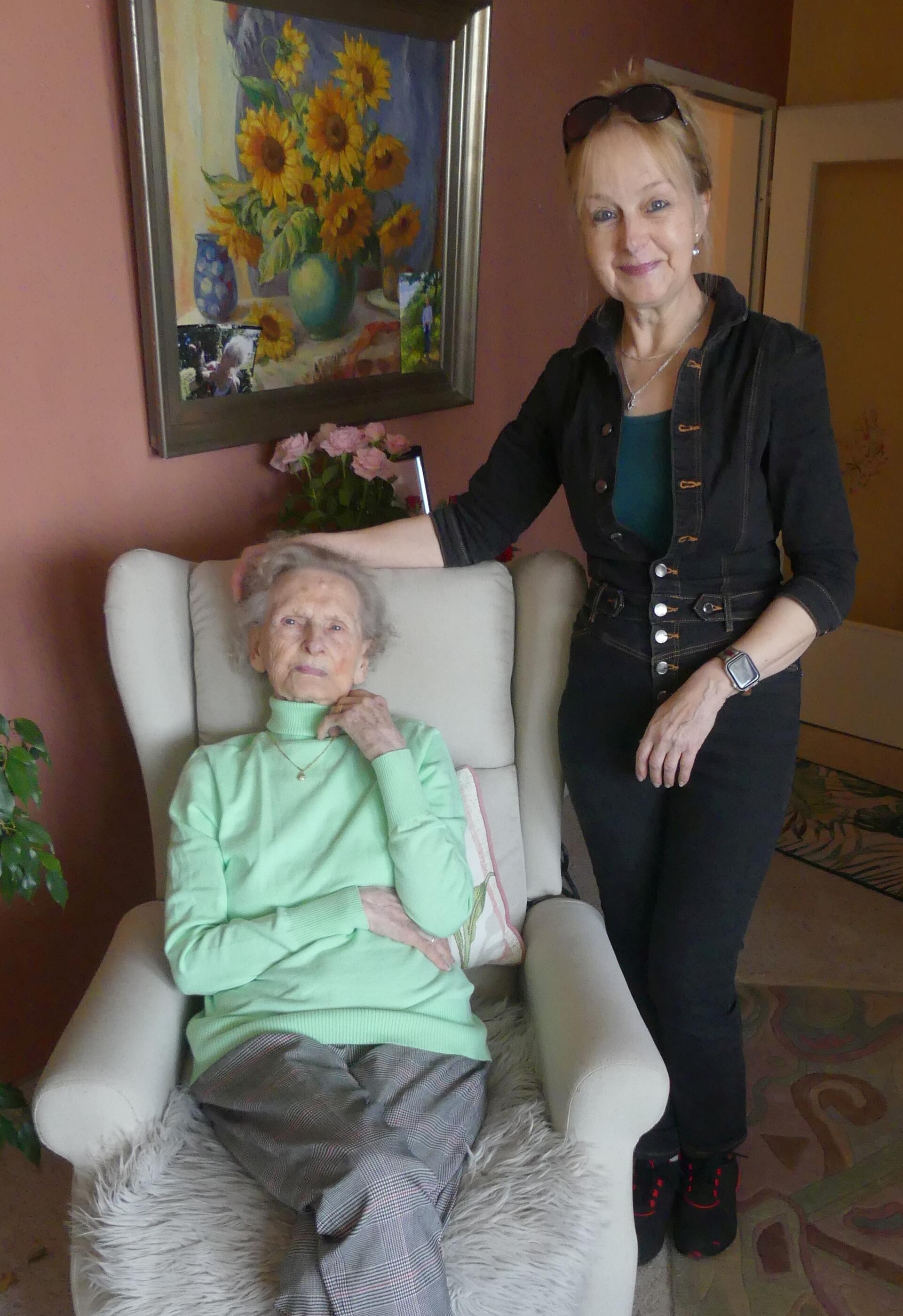 Emmy-Ruth Kruse feiert ganz entspannt am 16. März ihren 100. Geburtstag. Mit ihr freut sich Tochter Karin.