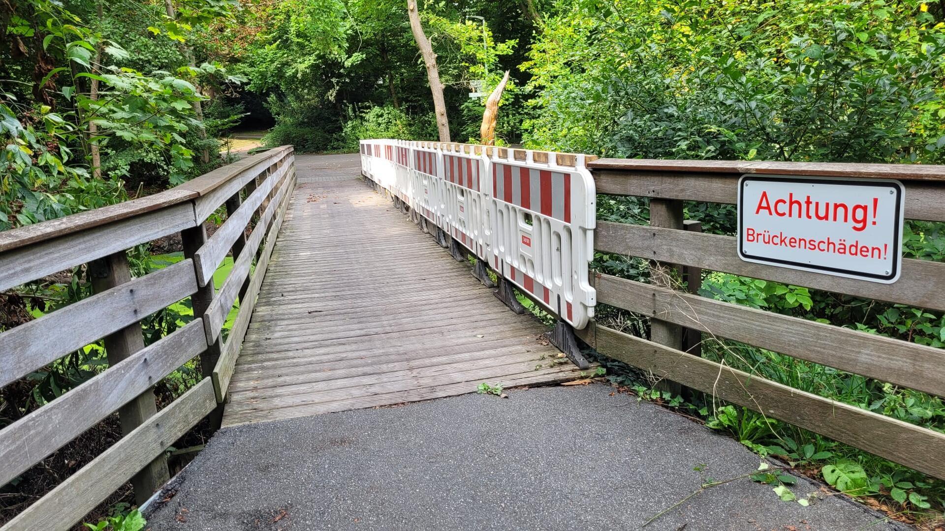 Ende Juni war ein Baum auf die kleine Fußgänger- und Fahrradbrücke im Auepark am Elfriede-Bachmann-Weg gestürzt und hatte diese beschädigt. Seitdem war die Brücke gesperrt. Seit Donnerstag ist die Brücke nun provisorisch instand gesetzt worden und wieder passierbar. 